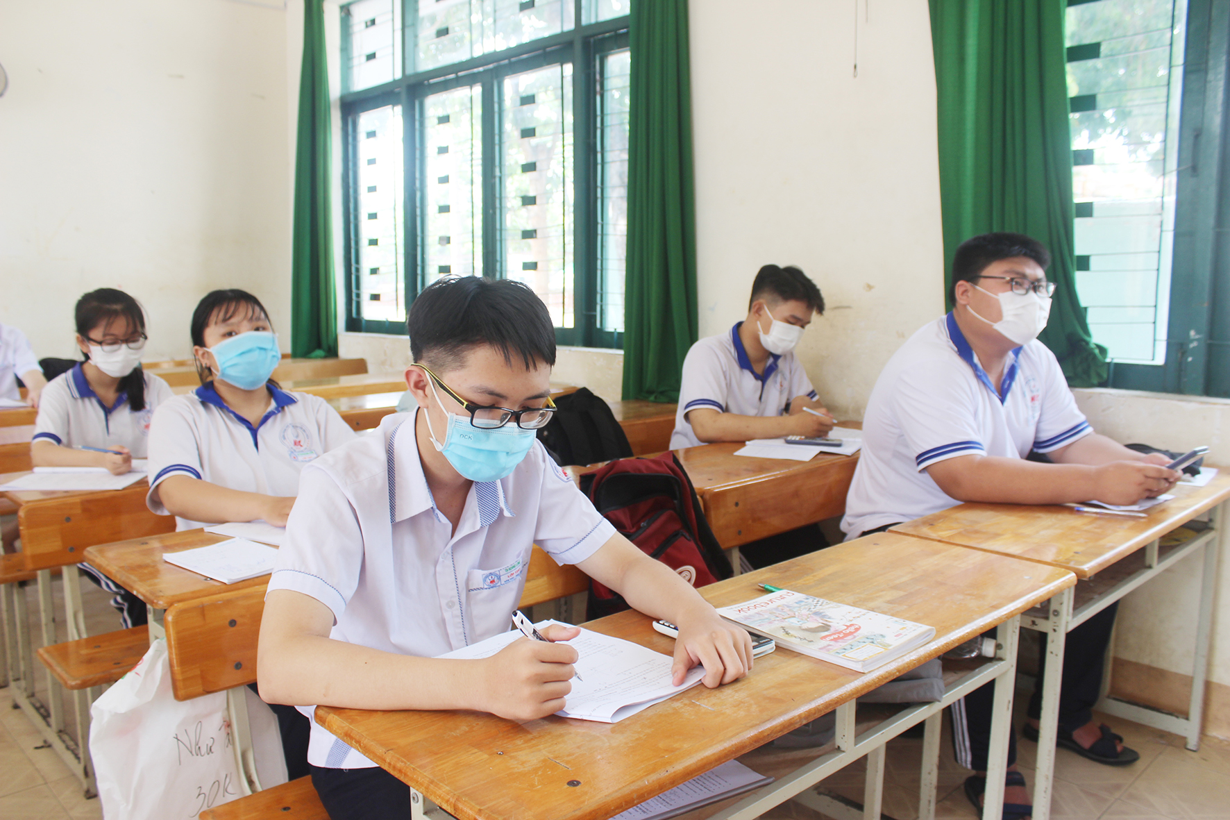 HS Trường THPT Nguyễn Bỉnh Khiêm (TP. Bà Rịa) ôn tập trực tiếp tại trường.