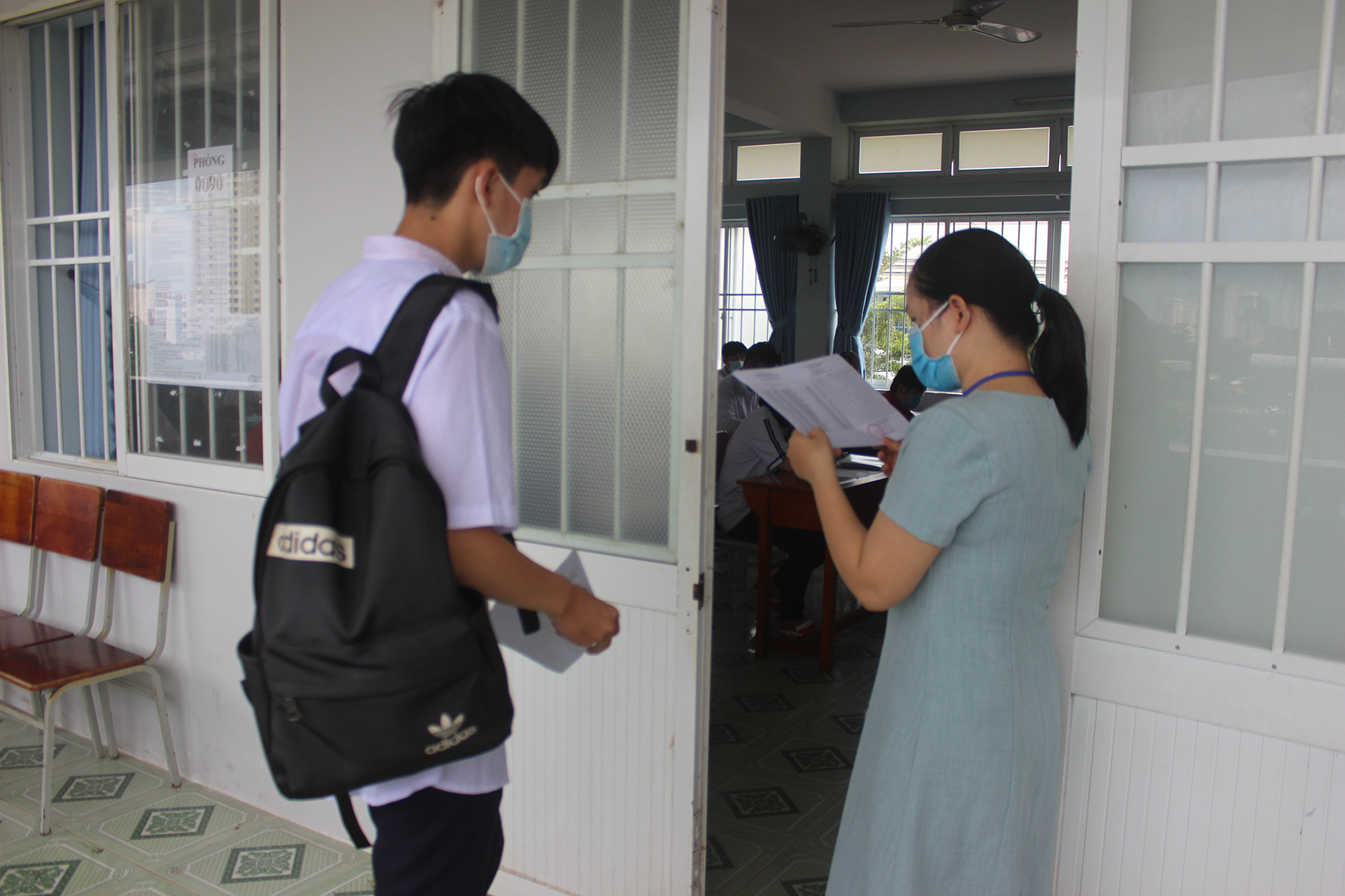 Dự kiến, năm nay Bộ GD-ĐT sẽ tổ chức hai đợt thi để bảo đảm kỳ thi diễn ra an toàn trước diễn biến phức tạp của dịch bệnh COVID-19. Trong ảnh: TS dự thi đợt 1 kỳ thi tốt nghiệp THPT năm 2020 tại điểm thi THPT Đinh Tiên Hoàng (TP. Vũng Tàu).