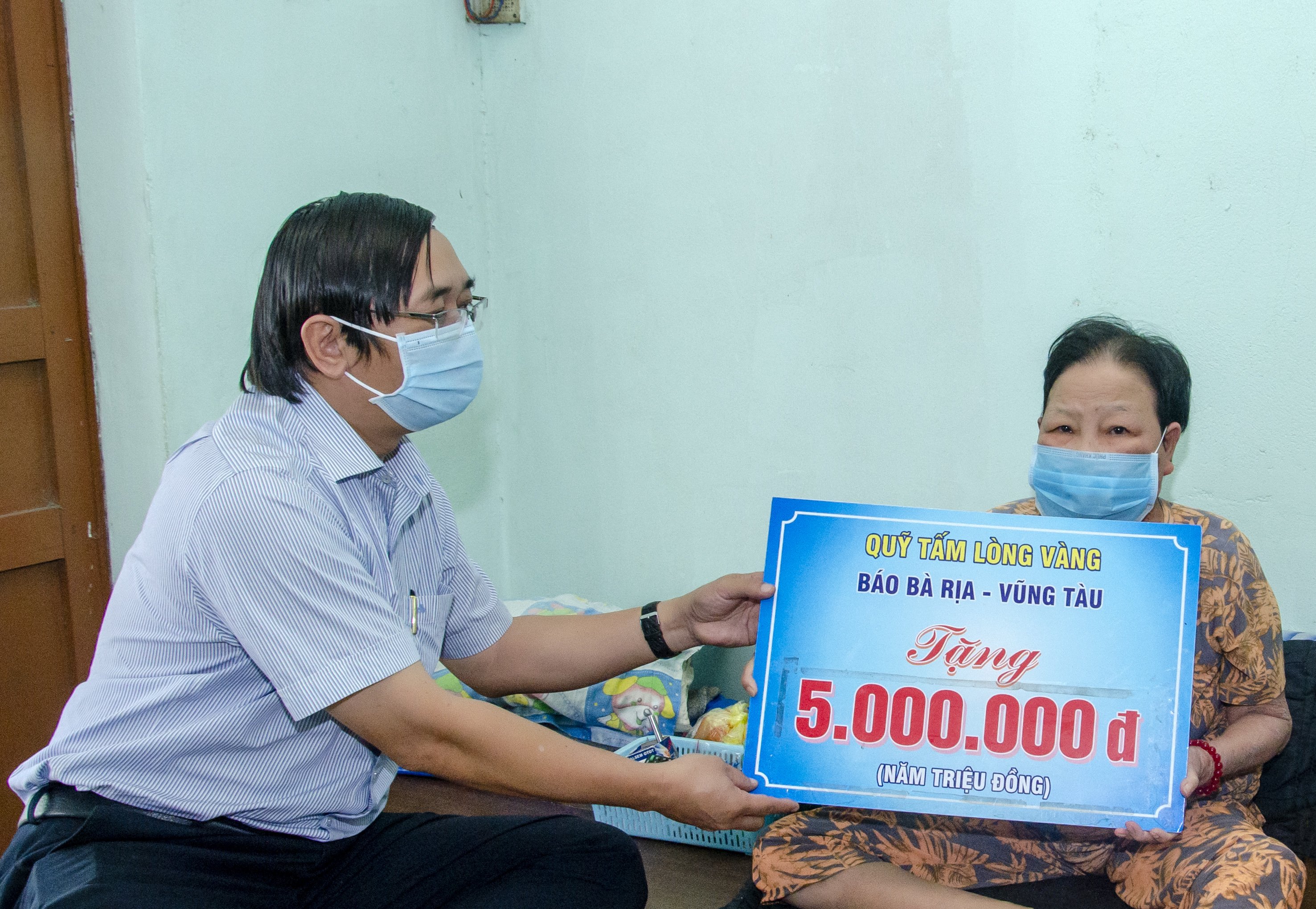 Ông Trương Đức Nghĩa, Phó Tổng Biên tập Báo BR-VT trao số tiền 5 triệu đồng từ Quỹ “Tấm lòng vàng” cho bà Lý Thị Hoàng, mẹ anh Đặng Văn Tiền (ngụ tại TT. Long Điền, huyện Long Điền).