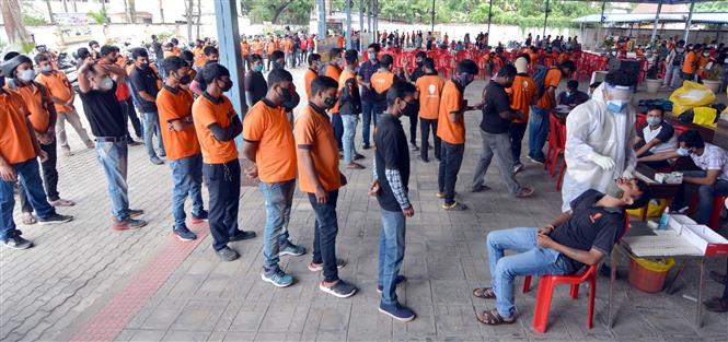 Một điểm lấy mẫu xét nghiệm COVID-19 tại Guwahati, Ấn Độ ngày 6/6/2021.