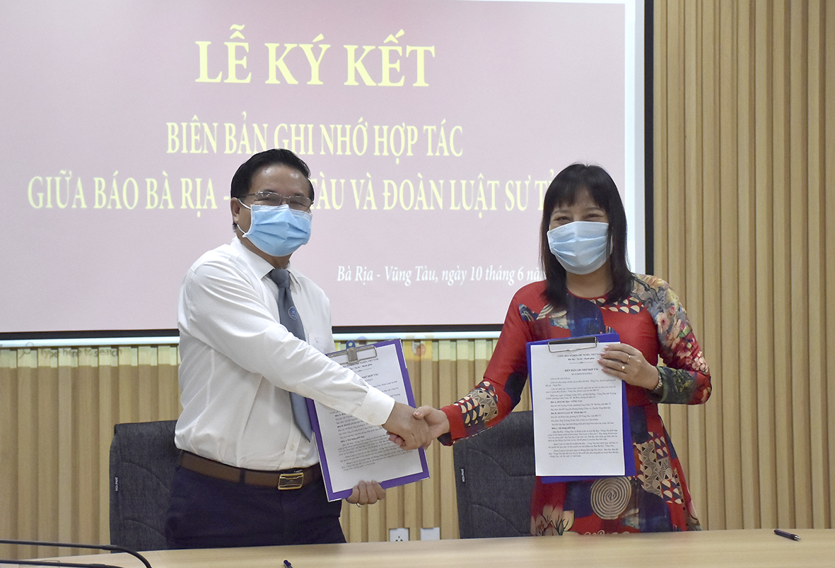 Bà Đỗ Nguyễn Hoàng Dung, Quyền Tổng Biên tập Báo Bà Rịa-Vũng Tàu và Luật sư Trương Xuân Tám, Chủ nhiệm Đoàn Luật sư tỉnh trao ký kết biên bản ghi nhớ hợp tác.