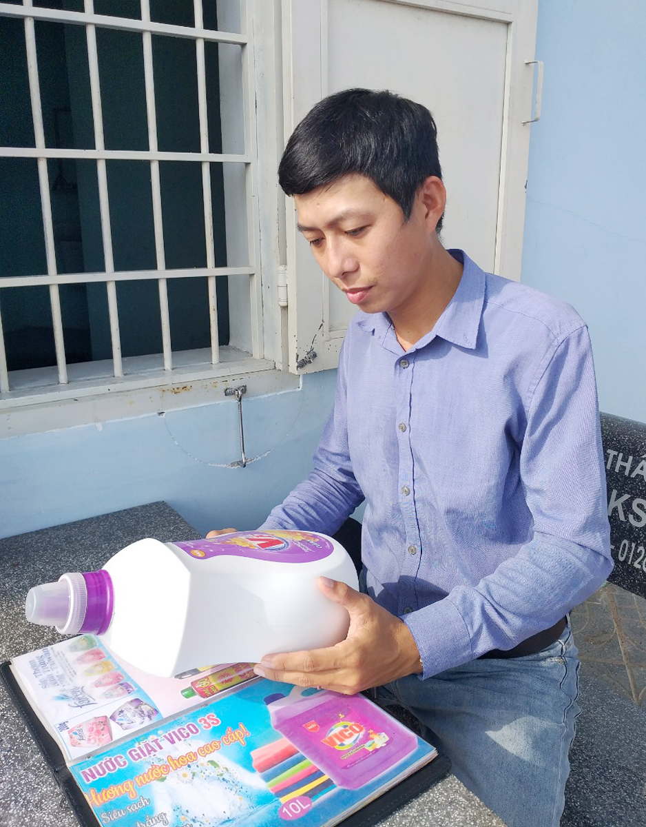 Anh Hồ Hoàng Tú chọn mặt hàng để bán online.