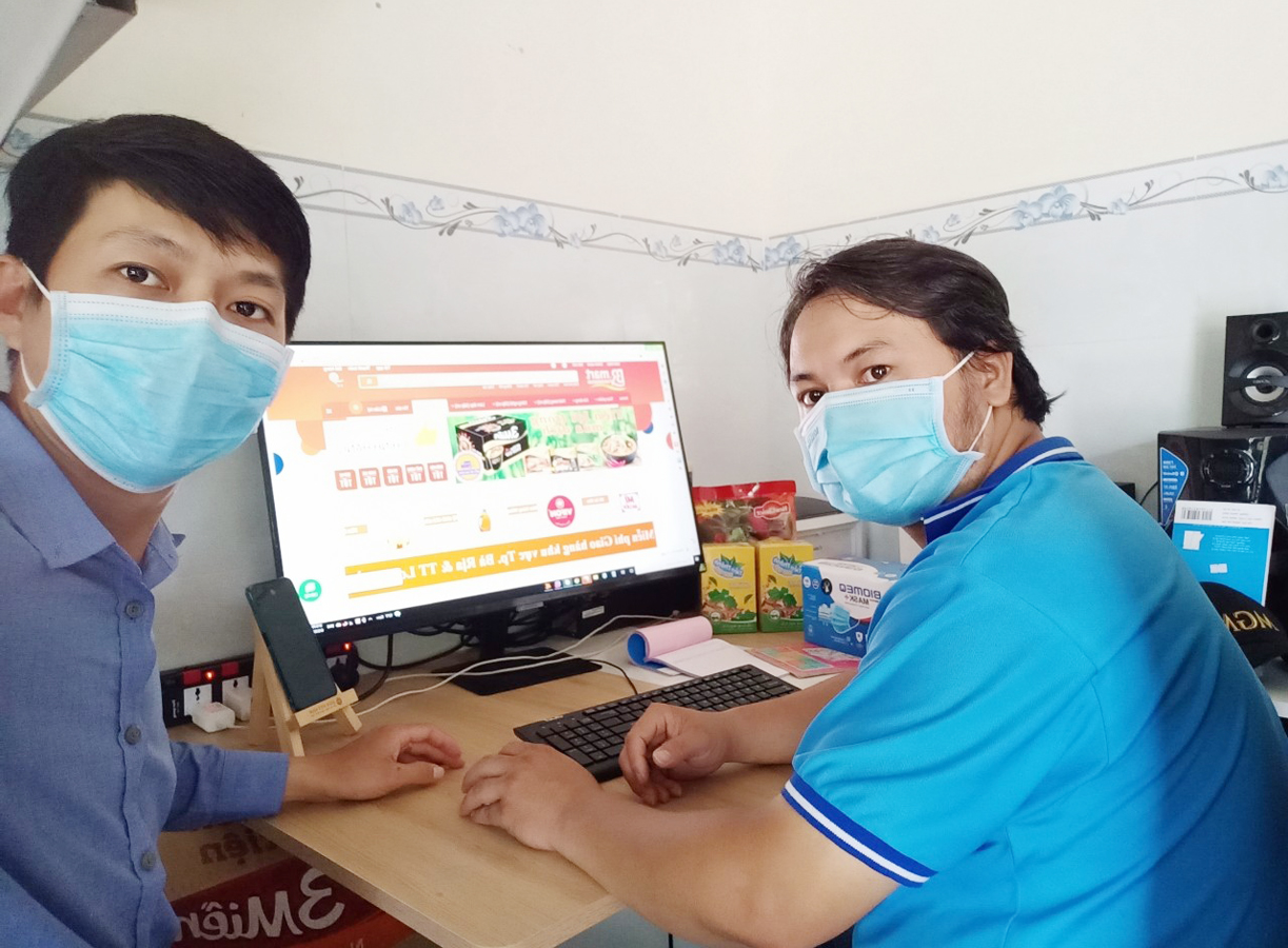 Anh Hồ Hoàng Tú (bên trái) cùng cộng sự đưa các mặt hàng bày bán lên giao diện website: bariamart.com.