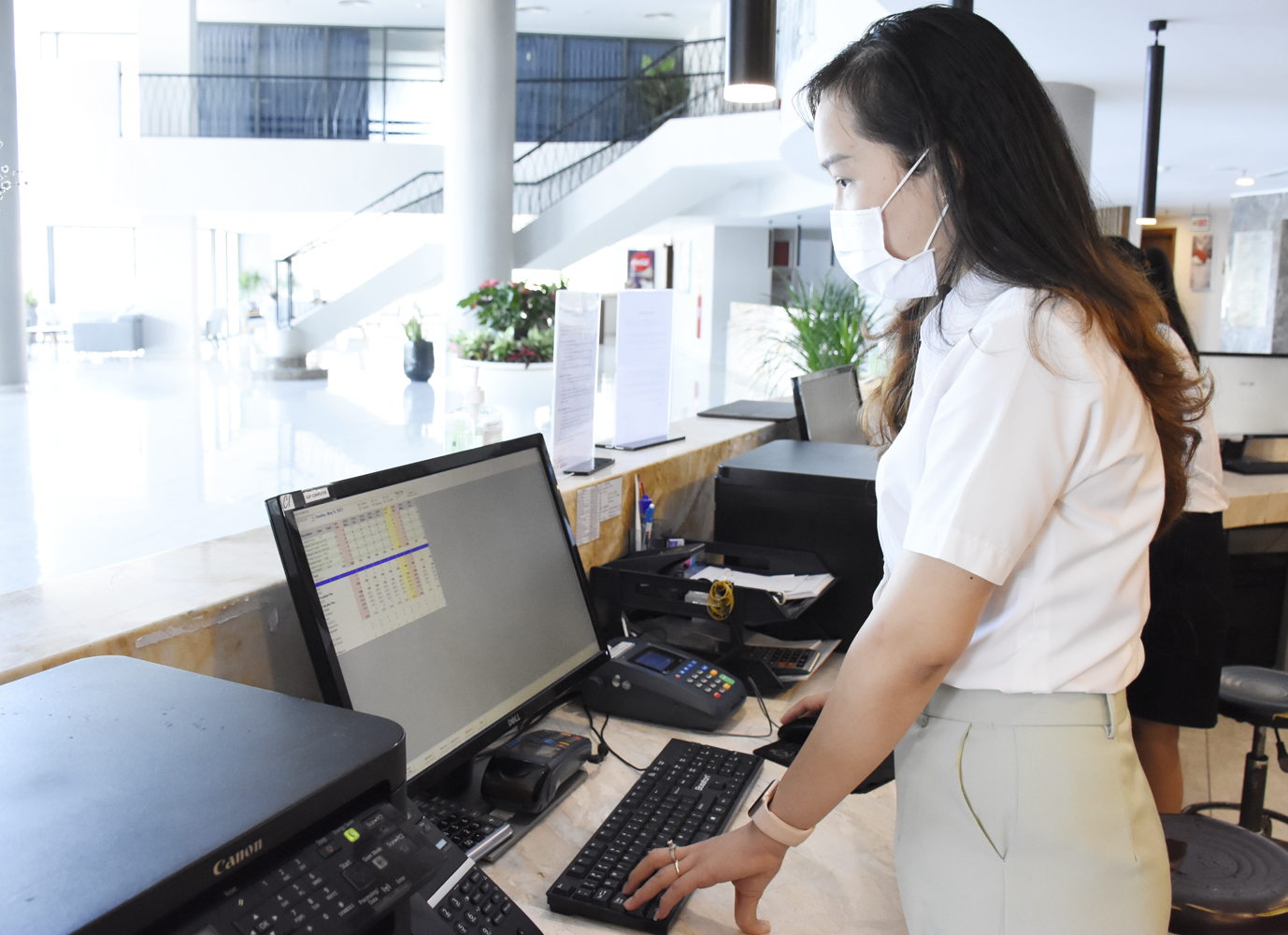 Nhân viên khách sạn CAO, TP. Vũng Tàu theo dõi lượng khách đặt phòng qua mạng (ảnh chụp cuối tháng 4/2021).