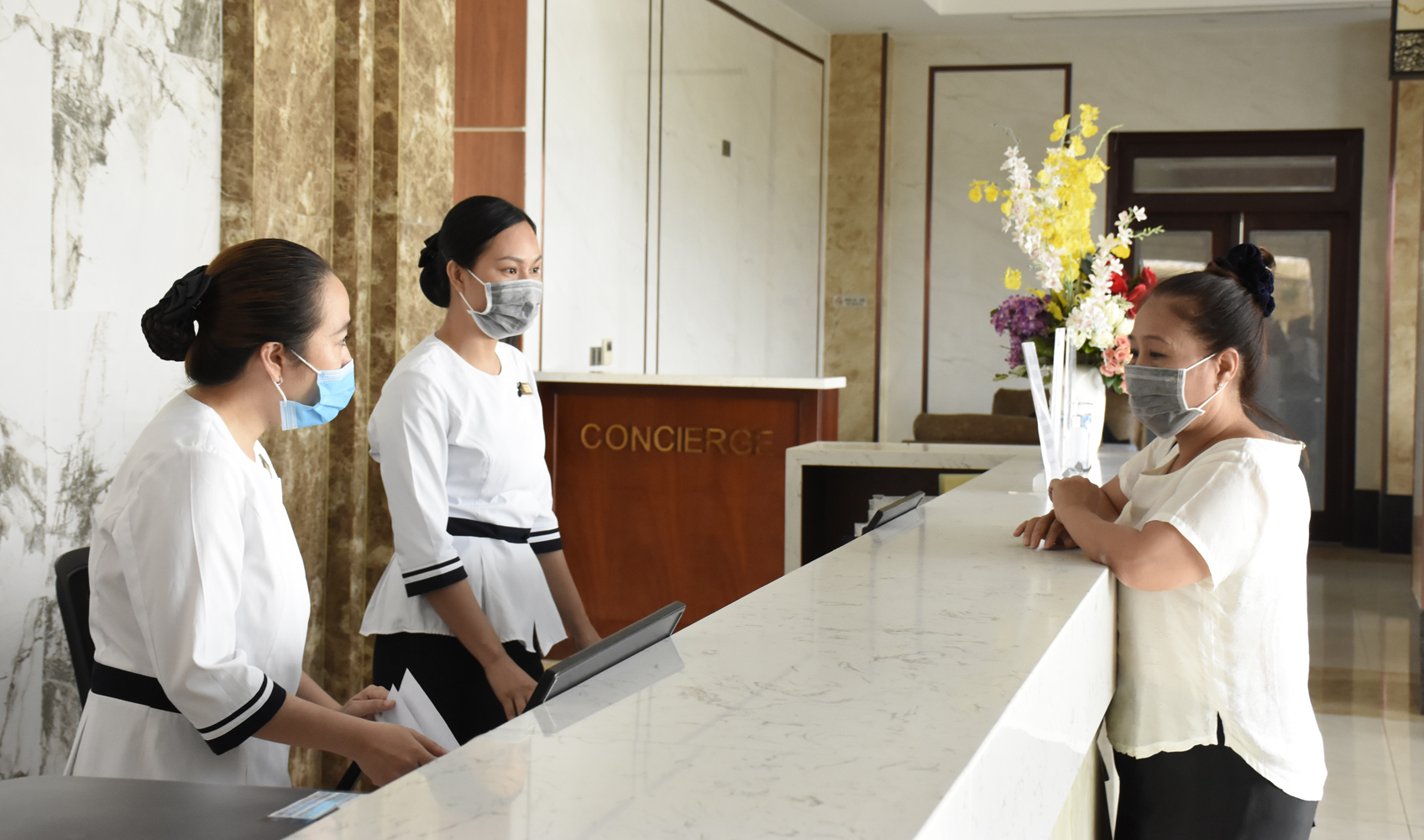 Từ đầu tháng 6, khách sạn Bella Vita đã tạm ngưng hoạt động ngưng việc đánh giá an toàn phòng dịch trên hệ thống safe.tourism.com.vn vẫn được thực hiện. Trong ảnh: Khách làm thủ tục nhận phòng tại khách cuối giữa tháng 5.