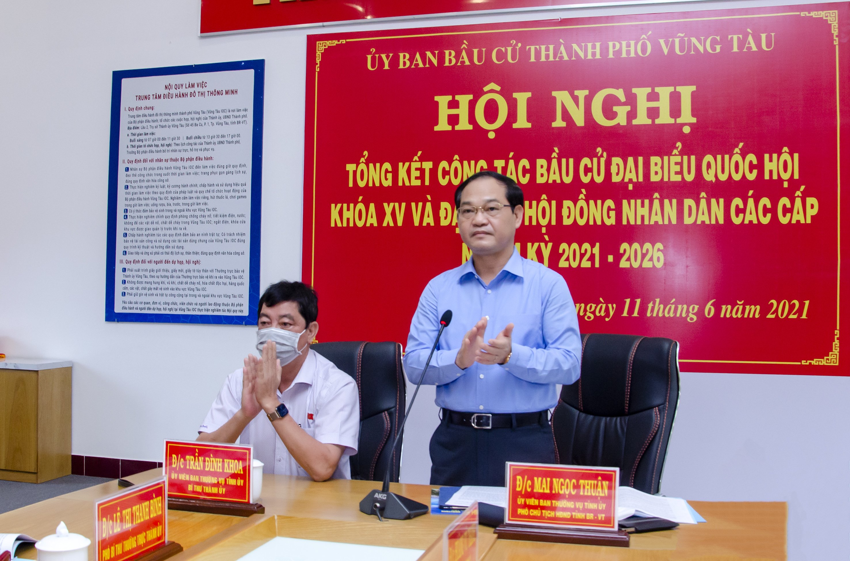 Ông Mai Ngọc Thuận, Ủy viên Ban Thường vụ Tỉnh ủy, Phó Chủ tịch HĐND tỉnh, Phó Chủ tịch Thường trực UBBC tỉnh và ông Trần Đình Khoa, Ủy viên Ban Thường vụ Tỉnh ủy, Bí thư Thành ủy, Trưởng BCĐ Bầu cử TP. Vũng Tàu, tham  dự Hội nghị.