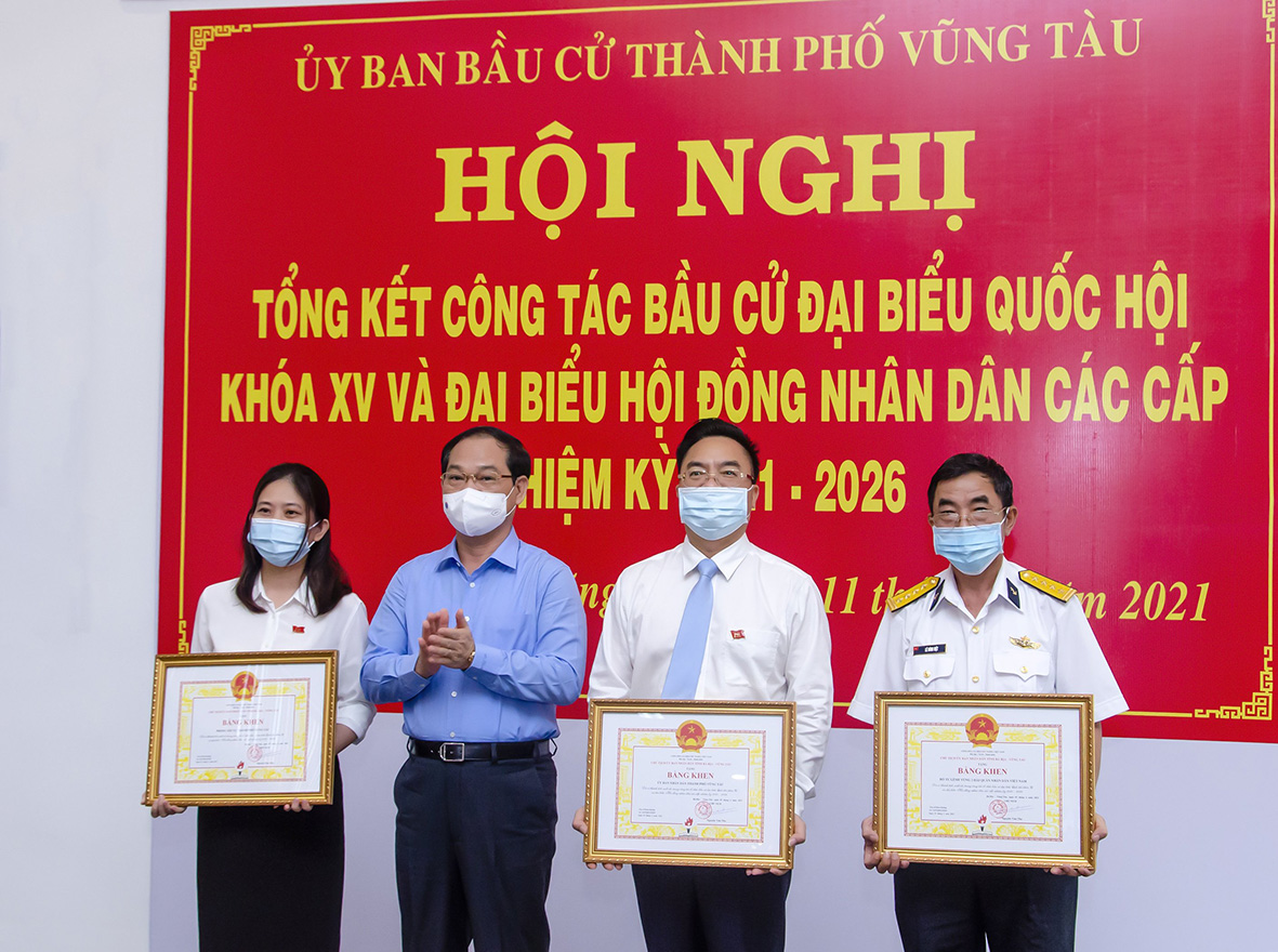 Ông Mai Ngọc Thuận, Ủy viên Ban Thường vụ Tỉnh ủy, Phó Chủ tịch HĐND tỉnh, Phó Chủ tịch Thường trực UBBC tỉnh trao Bằng khen của Chủ tịch UBND tỉnh cho các tập thể vì đã có thành tích xuất sắc trong công tác tổ chức Cuộc bầu cử đại biểu Quốc hội khóa XV và đại biểu HĐND các cấp nhiệm kỳ 2021-2026 trên địa bàn TP.Vũng Tàu.