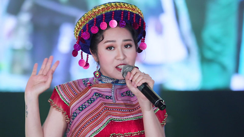 Huyền Huỳnh hát trong chương trình “Thương anh - Chiến sĩ quân hàm xanh”  của Trường Đại học Văn hóa Nghệ thuật Quân đội ngày 3/3/2021.