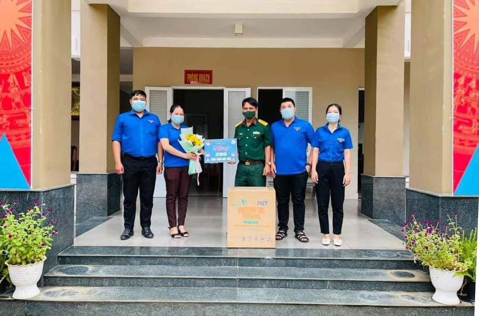 Đoàn viên thanh niên xã Phước Hưng (huyện Long Điền) làm kính chắn giọt bắn. Ảnh: NGỌC TUYỀN