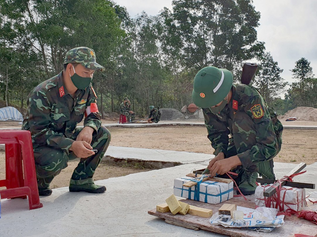 Chiến sĩ mới năm 2021 tham gia huấn luyện đánh thuốc nổ  tại Trung đoàn Minh Đạm.