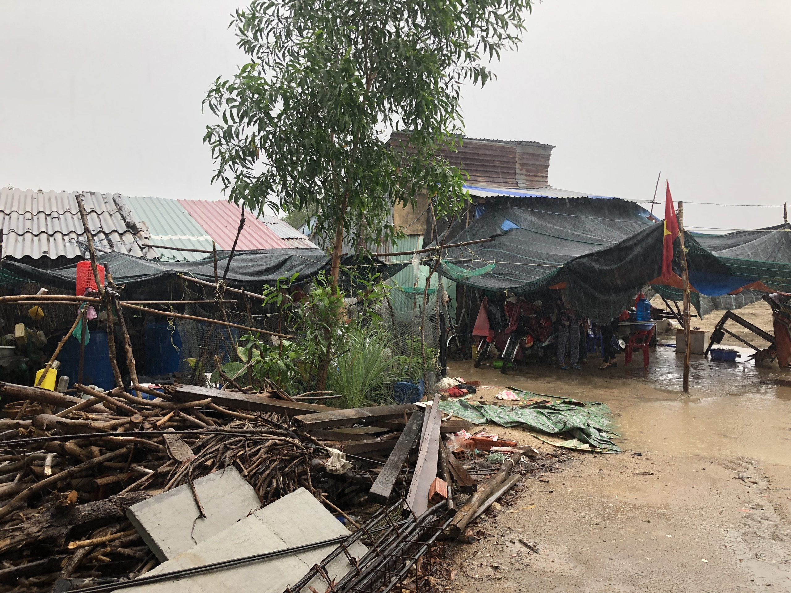 Do việc sửa chữa phải tạm dừng nên gia đình ông Lê Văn Nhạn vẫn phải ở trong 2 căn nhà tạm đã xuống cấp.