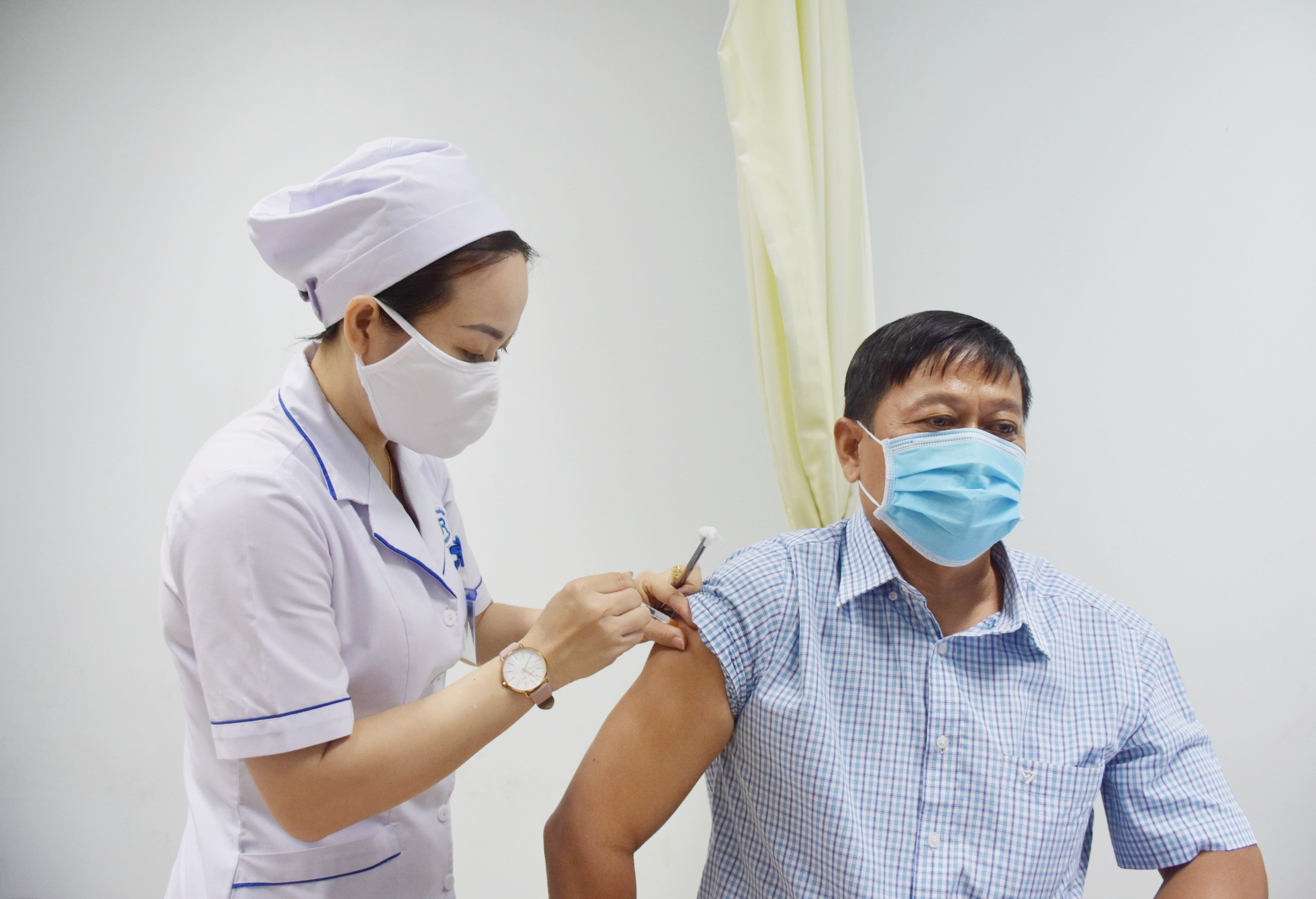 Cán bộ, công chức được tiêm vắc xin phòng COVID-19 đợt 3.
