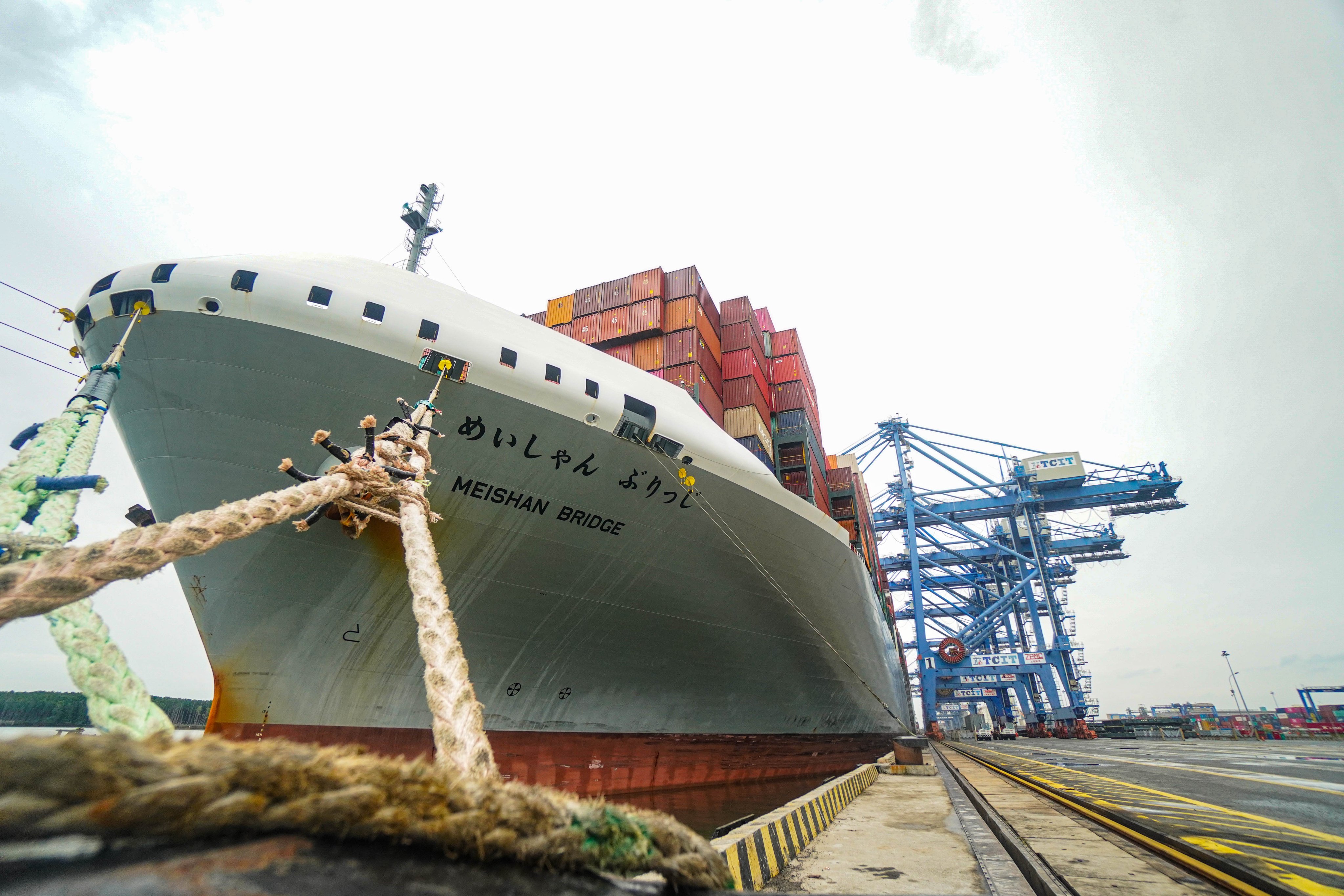 14.235 TEUs - Kỷ lục mới về sản lượng xếp dỡ trên tàu mẹ tại TCIT được thiết lập  trên tàu MEISHAN BRIDGE