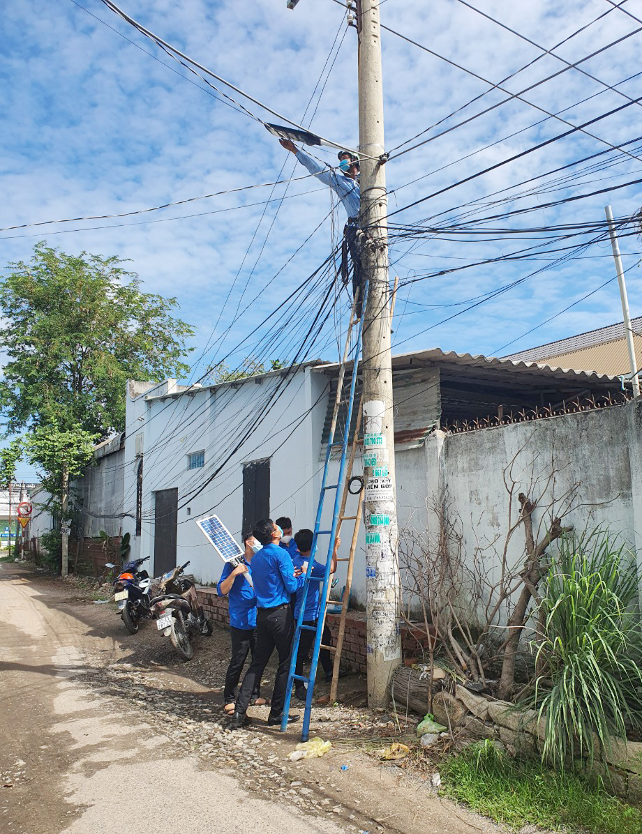 ĐVTN phường Mỹ Xuân (TX. Phú Mỹ) lắp đặt đèn năng lượng mặt trời trên tuyến đường Lê Ngọc Hân (phường Mỹ Xuân).