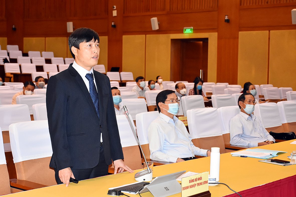 Ông Nguyễn Thanh Tĩnh, Trưởng giàn Cụm mỏ Hải Thạch Mộc Tĩnh, Công ty Điều hành Dầu khí Biển Đông phát biểu tham luận tại Hội nghị từ điểm cầu BR-VT. Ảnh: PHÚ XUÂN