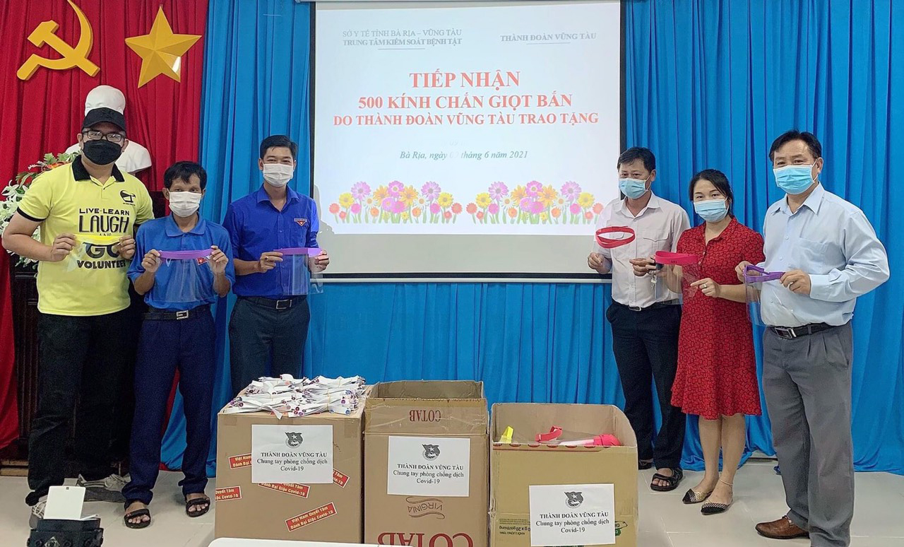 Anh Nguyễn Nhật Minh, Bí thư Thành Đoàn Vũng Tàu (thứ 3 từ trái qua) tặng 500 tấm chắn giọt bắn và tai giả đeo khẩu trang cho Trung tâm kiểm soát bệnh tật.