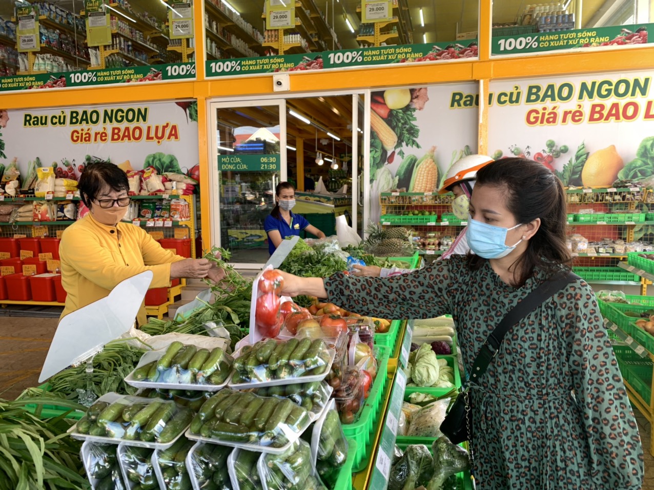 Khách hàng chọn mua chọn mua thực phẩm tại Bách Hóa Xanh (TP. Vũng Tàu)
