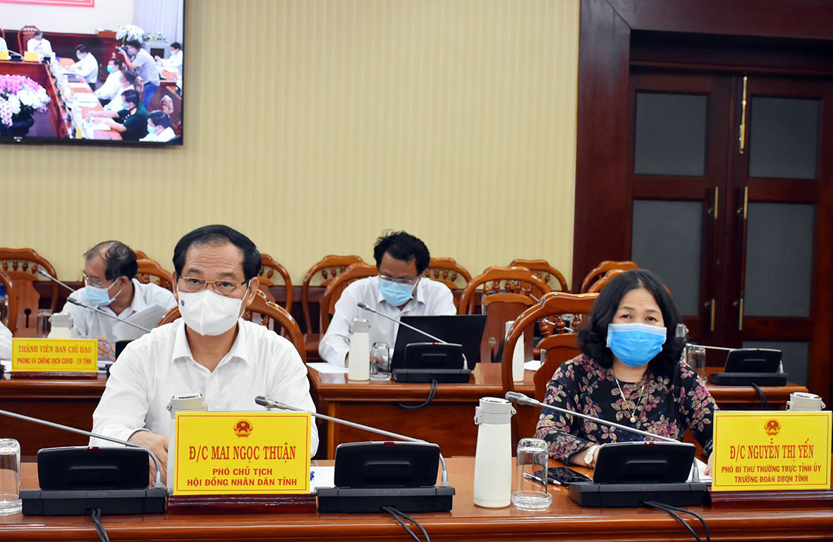 Bà Nguyễn Thị Yến, Phó Bí thư Thường trực Tỉnh ủy, Trưởng Đoàn ĐBQH tỉnh; ông Mai Ngọc Thuận, Ủy viên Ban Thường vụ Tỉnh ủy, Phó Chủ tịch HĐND tỉnh tham dự cuộc họp.
