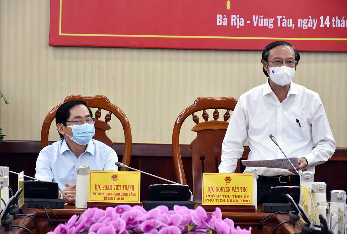 Ông Nguyễn Văn Thọ, Phó Bí thư Tỉnh ủy, Chủ tịch UBND tỉnh; Trưởng BCĐ Phòng, chống dịch COVID-19 tỉnh phát biểu tại cuộc họp.