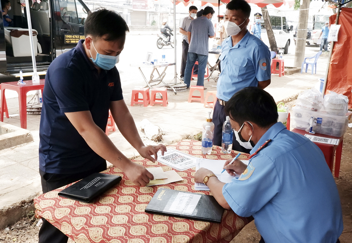 Chốt kiểm tra liên ngành trên QL51 lấy thông tin về phương tiện và người điều kiểm phương tiện. Ảnh: MINH HƯƠNG