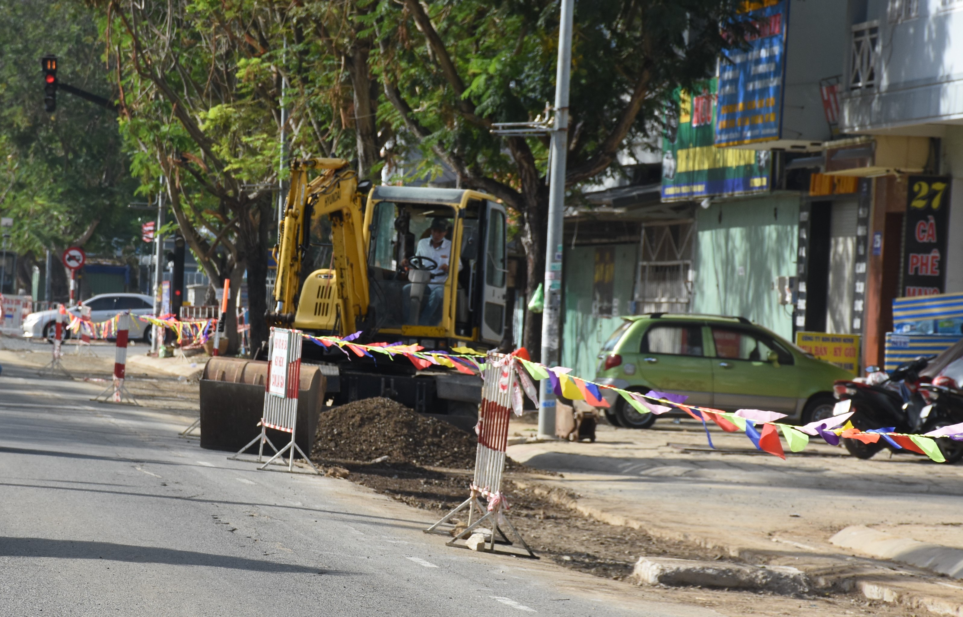 Thi công hệ thống thoát nước trên đường 27-4 (phường Phước Hưng, TP Bà Rịa).