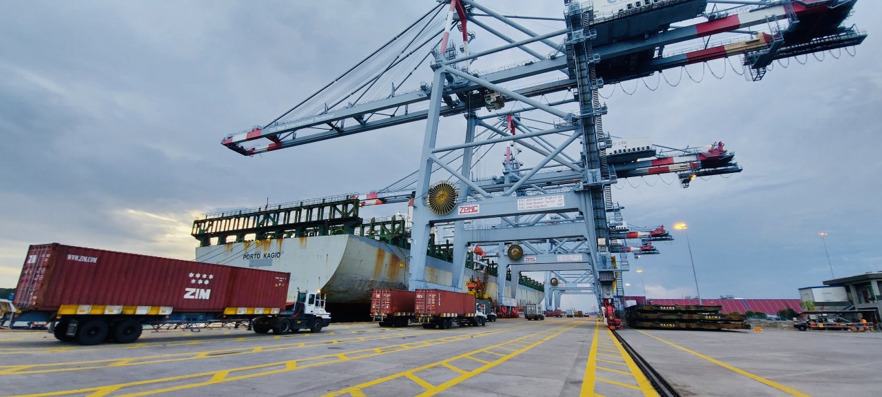 Cảng CMIT đã đón tàu PORTO KAGIO trên tuyến dịch vụ TP23/ LIBERTY/ZSE của Liên minh  hãng tàu 2M và ZIM trực tiếp đi Mỹ ngày 14/6.