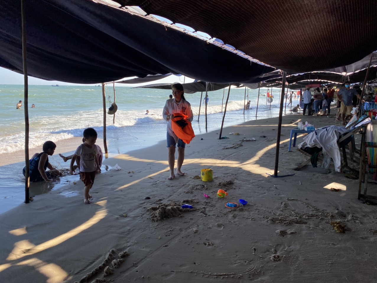 Kinh doanh dù ghế ăn uống sát mép biển.