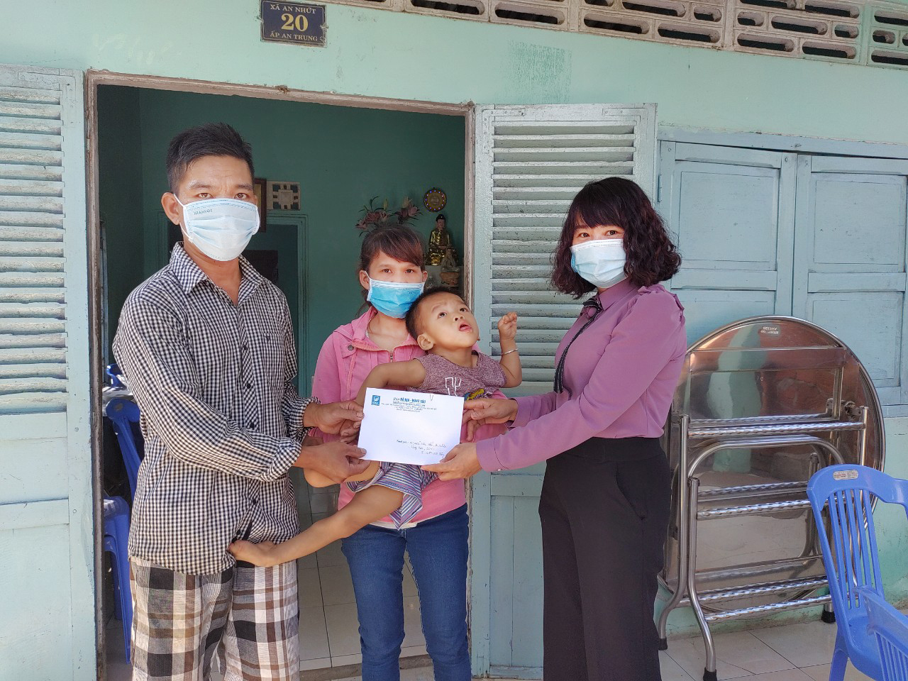 Đại diện Báo  Bà Rịa - Vũng Tàu trao số tiền 5 triệu đồng cho gia đình anh Nguyễn Văn Nhỏ ngụ tại số 20, ấp An Trung, xã An Nhứt, huyện Long Điền.