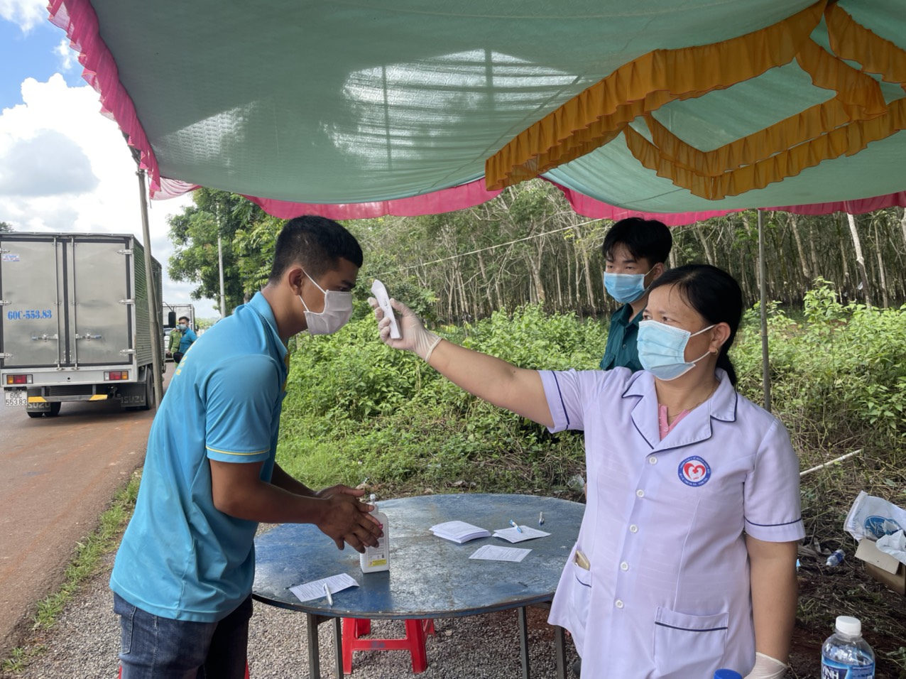 Đo thân nhiệt người điều khiển phương tiện tại chốt kiểm tra y tế trên QL56.