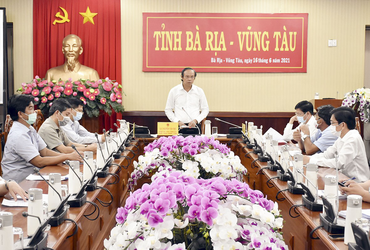 Ông Nguyễn Văn Thọ, Chủ tịch UBND tỉnh, Trưởng BCĐ Phòng, chống dịch COVID-19 tỉnh phát biểu tại cuộc họp.