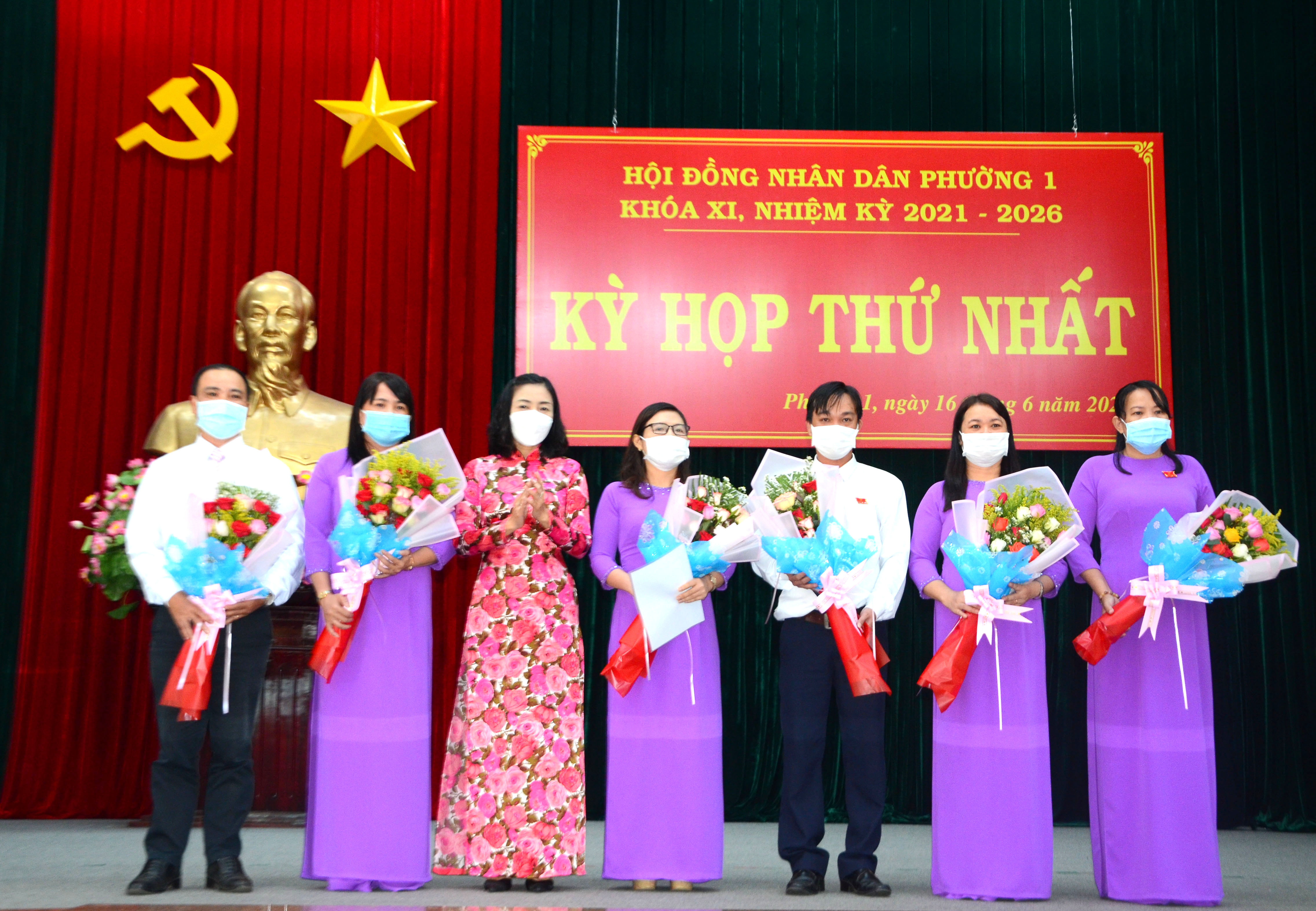 Bà Lê Thị Thanh Bình, Phó Bí thư Thường trực Thành ủy Vũng Tàu tặng hoa chúc mừng thành viên Thường trực HĐND và các Ban HĐND phường 1 khóa XI, nhiệm kỳ 2021-2026.