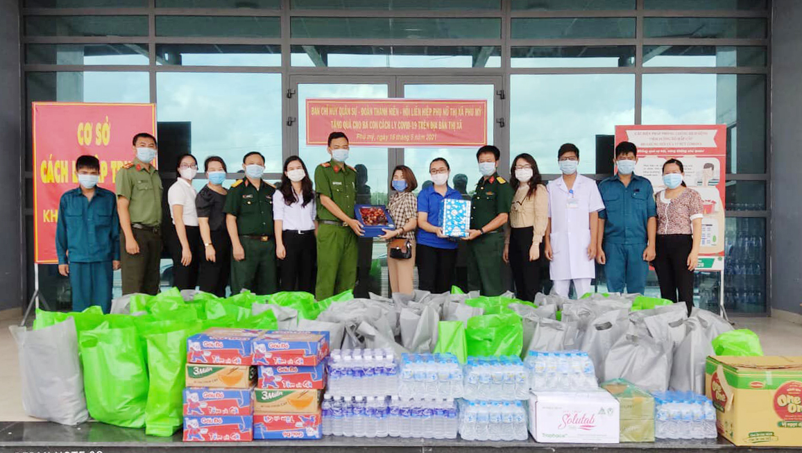 Rất nhiều phần quà ý nghĩa được Thị đoàn, Ban CHQS TX.Phú Mỹ, Hội LHPN thị xã trao tặng Khu cách ly Sân vận động thị xã. Ảnh: Cẩm Nhung