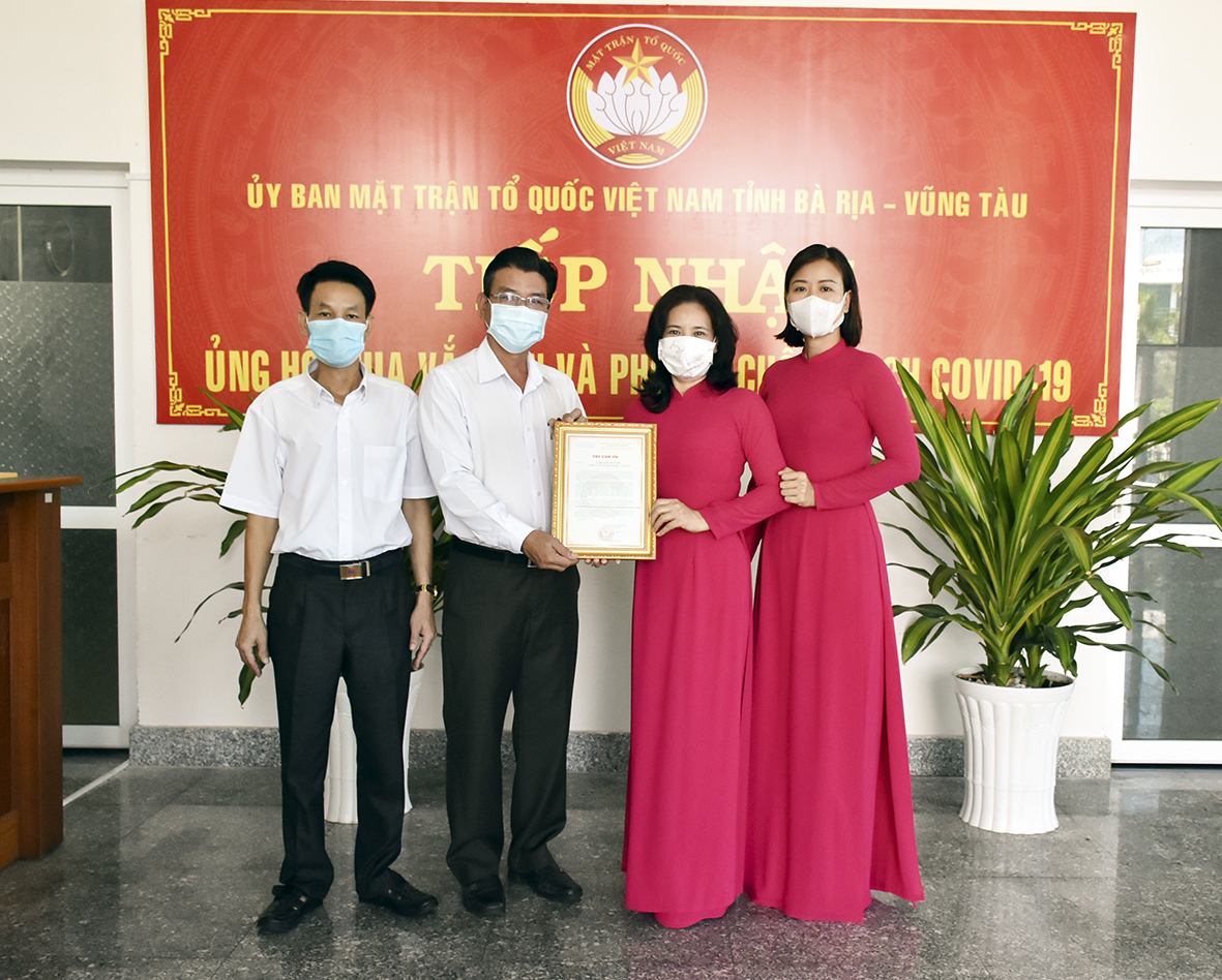 Đại diện Công ty CP Cấp nước BR-VT trao tiền ủng hộ Quỹ mua vắc xin và phòng, chống dịch COVID-19 cho UBMTTQ Việt Nam tỉnh.