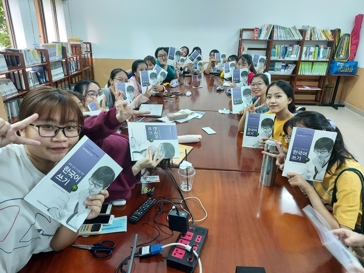 Sinh viên BVU học tập tại Phòng Văn hóa Hàn Quốc (Do Tổ chức KOIKA – Hàn Quốc tài trợ).