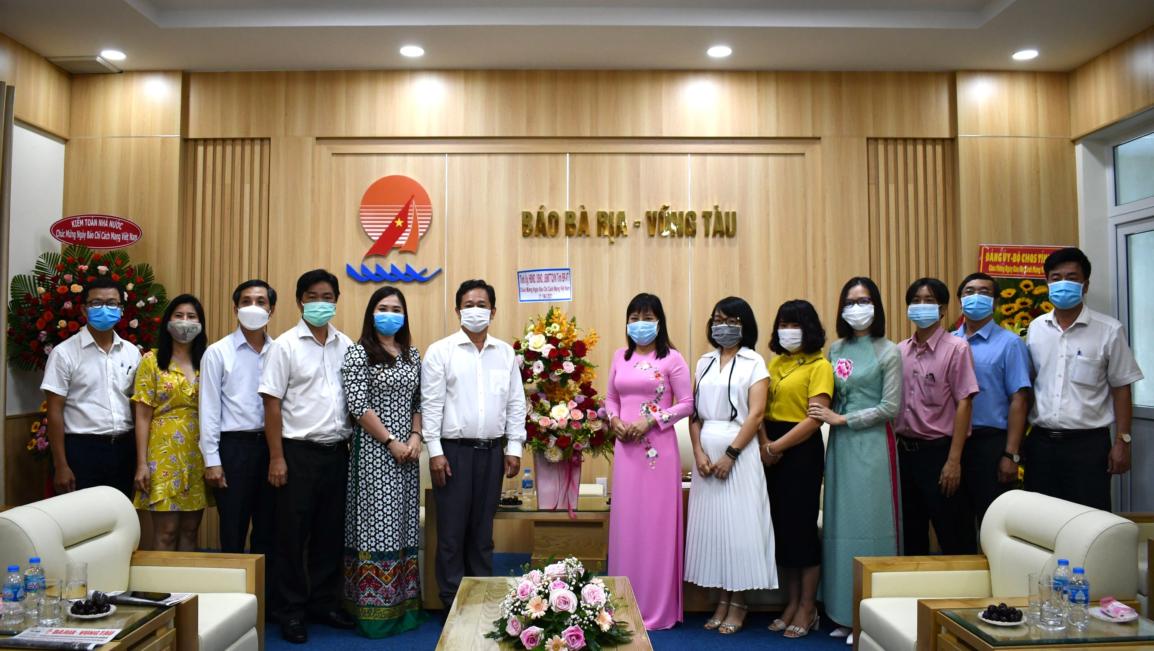  Đoàn do ông Lê Văn Lâm, Giám đốc Sở TT-TT làm Trưởng Đoàn thay mặt lãnh đạo Tỉnh ủy, HĐND, UBND, UBMTTQVN tỉnh tặng hoa chúc mừng Báo BR-VT.