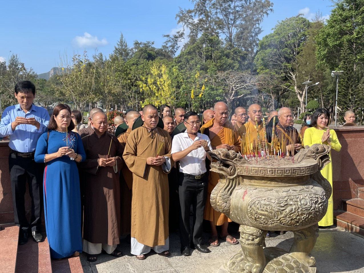 Các hoạt động kỷ niệm Ngày Di sản văn hóa Việt Nam 23/11/2022 sẽ được tổ chức từ từ tháng 10 đến tháng 11/2021 huyện Côn Đảo.  Trong ảnh: Du khách viếng nghĩa trang Hàng Dương, huyện Côn Đảo.