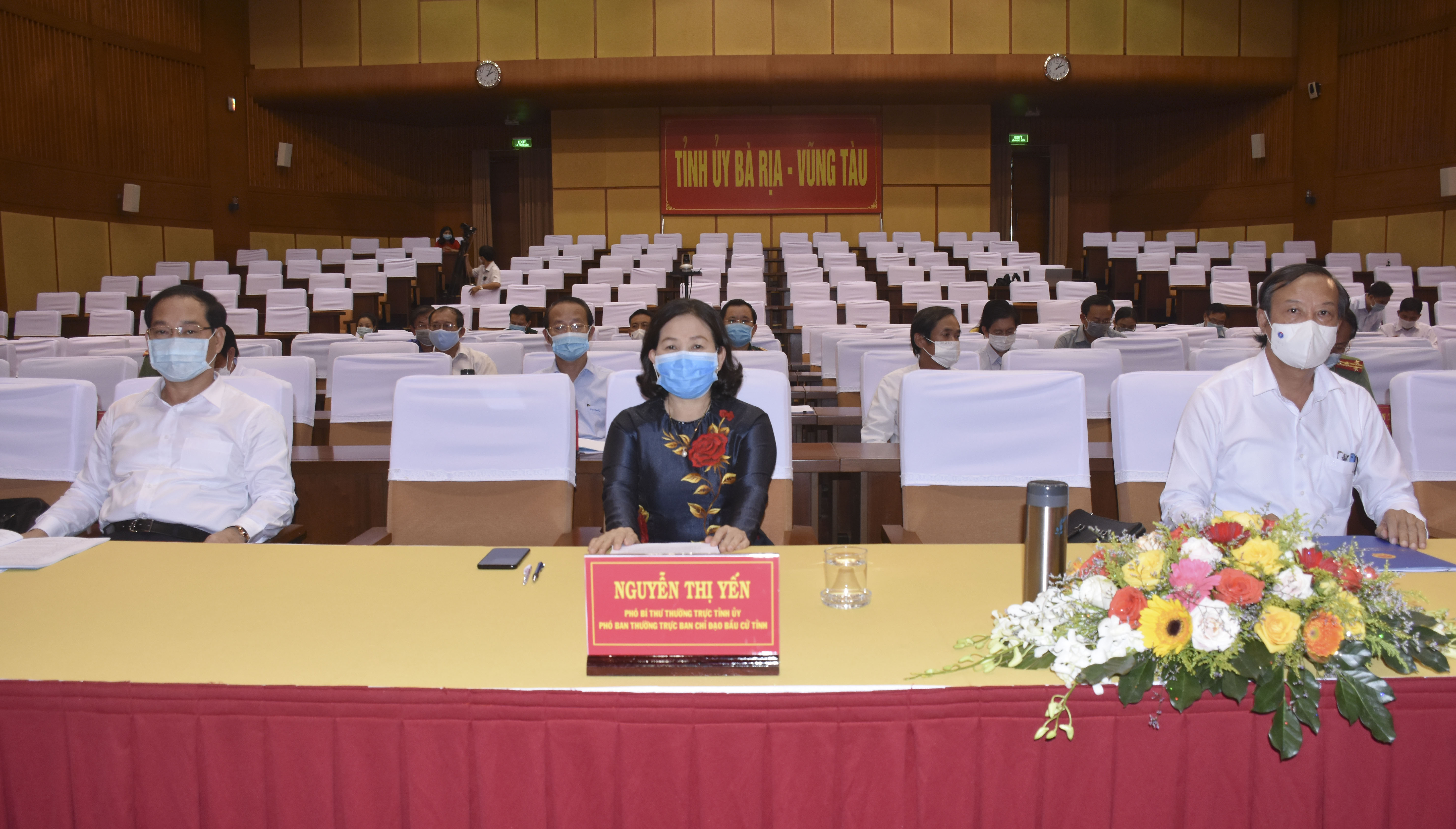 Bà Nguyễn Thị Yến, Phó Bí thư Thường trực Tỉnh ủy, Trưởng Đoàn ĐBQH tỉnh, Phó Trưởng Ban Thường trực BCĐ Bầu cử tỉnh; ông Nguyễn Văn Thọ (bìa phải), Phó Bí thư Tỉnh ủy, Phó Trưởng BCĐ Bầu cử tỉnh, Chủ tịch UBND tỉnh, Chủ tịch UBBC tỉnh; ông Mai Ngọc Thuận (bìa trái), Phó Chủ tịch HĐND tỉnh, Phó Chủ tịch Thường trực UBBC tỉnh tham dự Hội nghị.