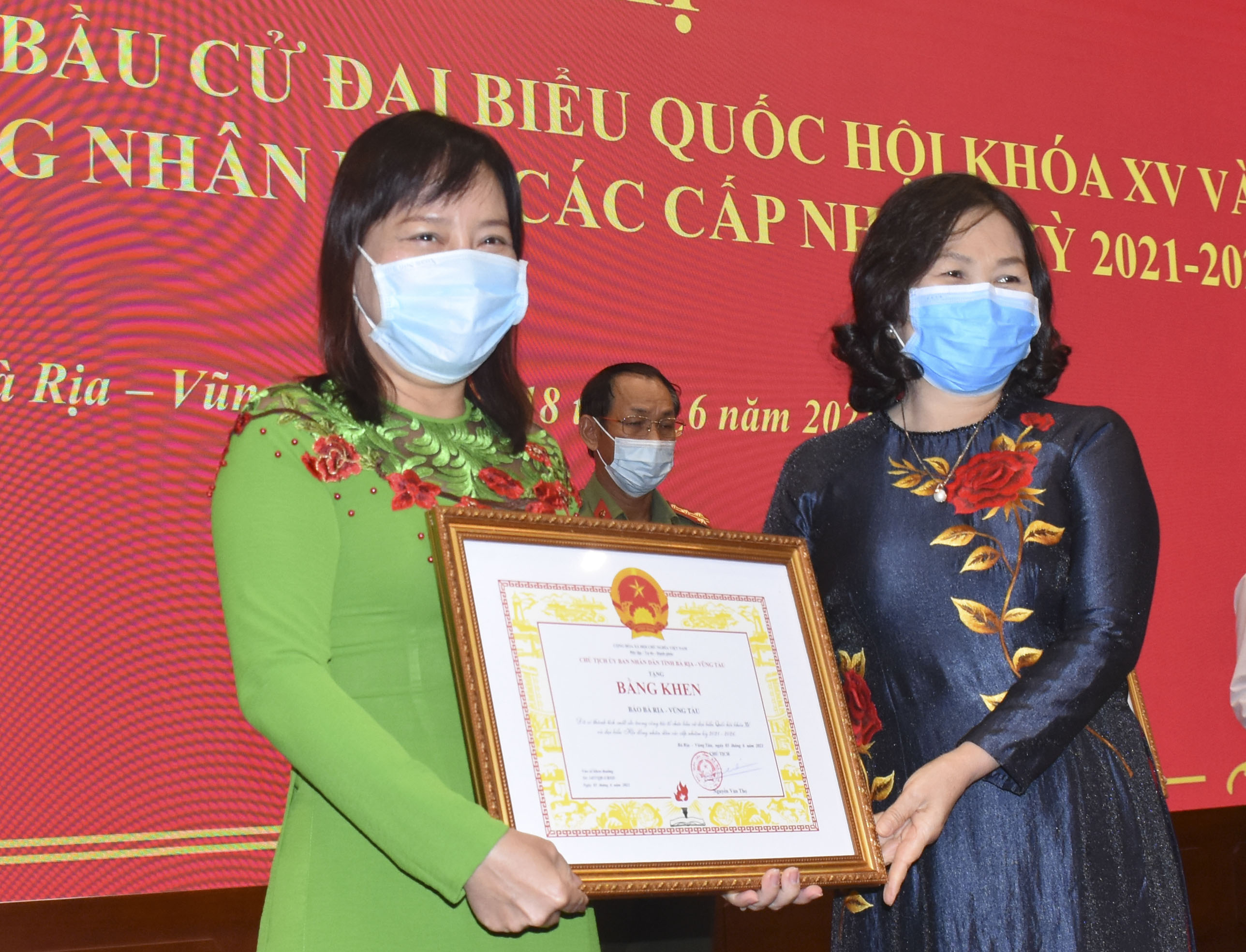 Bà Nguyễn Thị Yến (bìa phải), Phó Bí thư Thường trực Tỉnh ủy, Trưởng Đoàn ĐBQH tỉnh, Phó Trưởng Ban Thường trực BCĐ Bầu cử tỉnh trao Bằng khen cho tập thể Báo Bà Rịa - Vũng Tàu có thành tích xuất sắc trong công tác tổ chức bầu cử ĐBQH khóa XV và đại biểu HĐND các cấp nhiệm kỳ 2021-2026. 