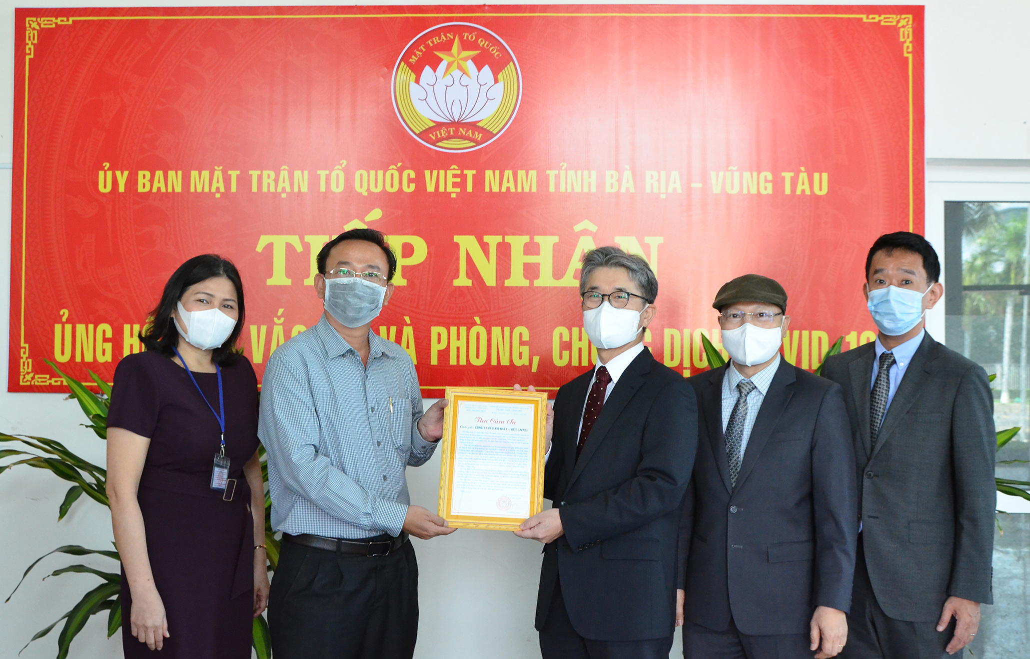 Ông Lê Hồng Ngọc, Phó Chủ tịch UBMTTQ Việt Nam tỉnh trao Thư cảm ơn đến ông Yuji Kurata, Giám đốc Công ty Dầu khí Việt-Nhật đã ủng hộ Quỹ vắc xin và phòng, chống COVID-19.