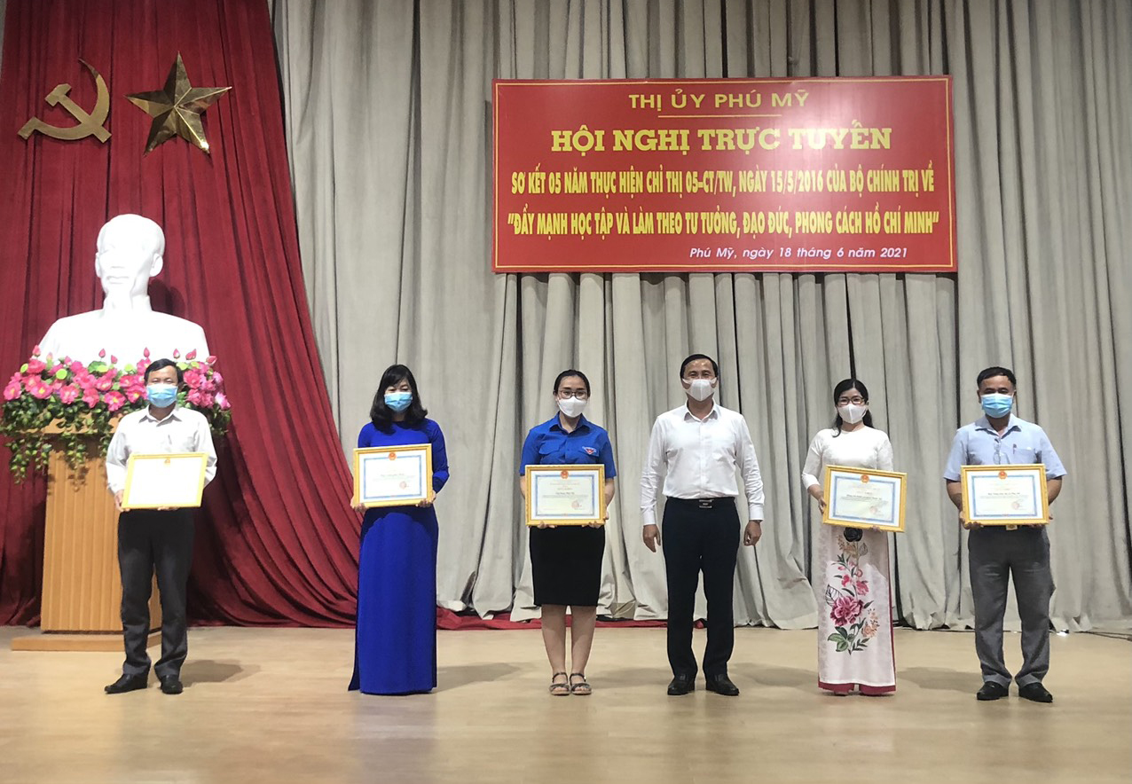 Ông Lê Hoàng Hải, Bí thư Thị ủy Phú Mỹ trao Giấy khen cho các tập thể đạt thành tích trong 5 năm thực hiện Chỉ thị 05-CT/TW của Bộ Chính trị về “Đẩy mạnh học tập và làm theo tư tưởng, đạo đức, phong cách Hồ Chí Minh”.