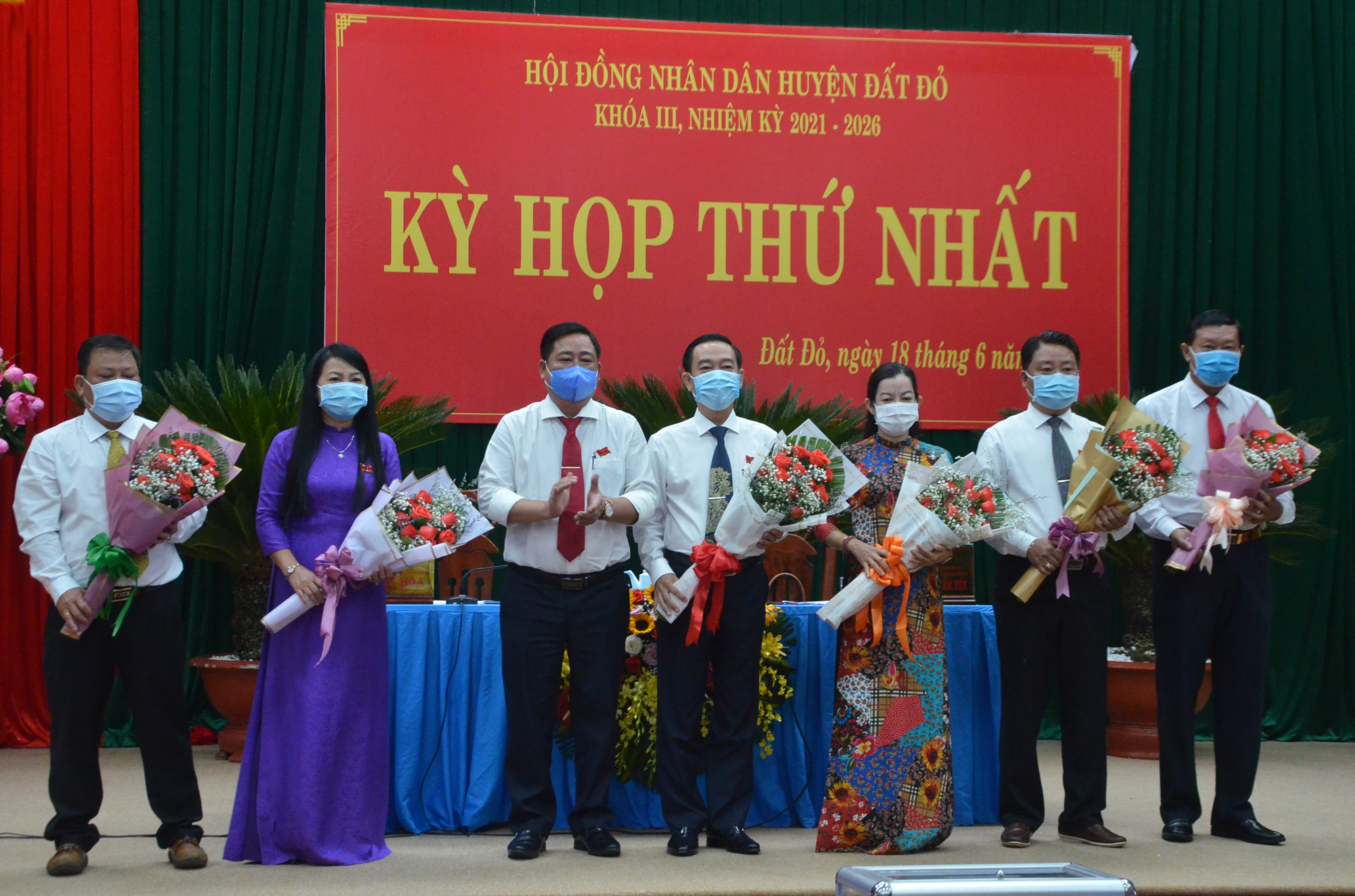 Ông Lê Văn Hòa, Chủ tịch HĐND huyện, bà Nguyễn Thị Cẩm Yến, Phó Chủ tịch HĐND huyện và Trưởng, Phó các ban HĐND huyện khóa III, nhiệm kỳ 2021-2026 ra mắt.