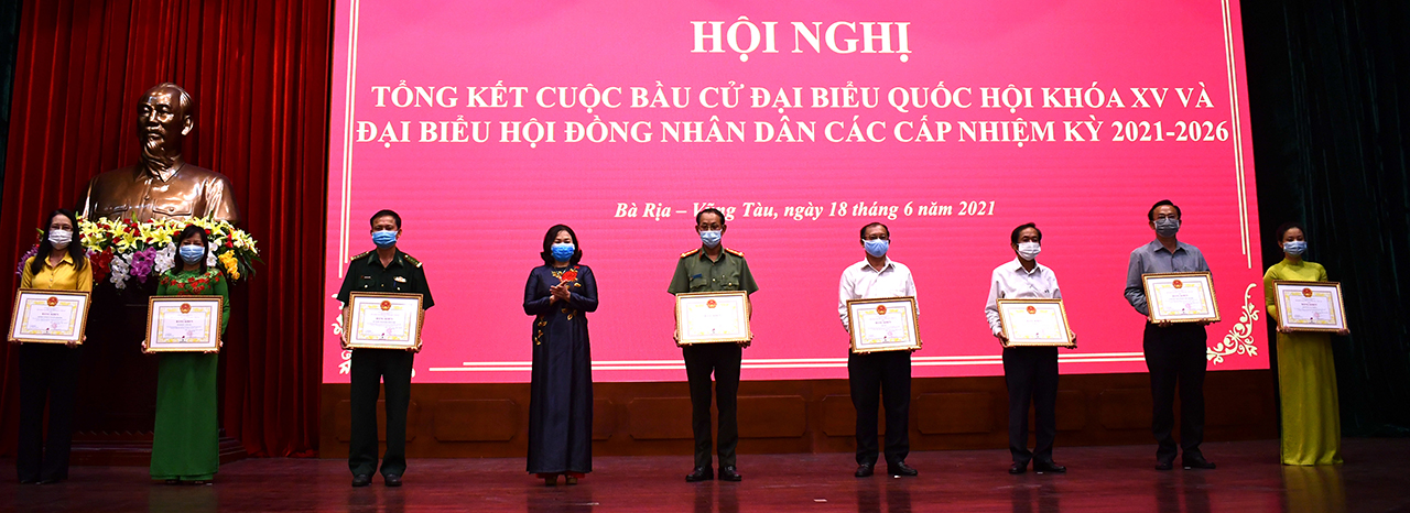 Bà Nguyễn Thị Yến, Phó Bí thư Thường trực Tỉnh ủy, Trưởng Đoàn ĐBQH tỉnh, Phó Trưởng Ban Thường trực BCĐ Bầu cử tỉnh trao Bằng khen cho tập thể có thành tích xuất sắc trong công tác tổ chức bầu cử ĐBQH khóa XV và đại biểu HĐND các cấp nhiệm kỳ 2021-2026.