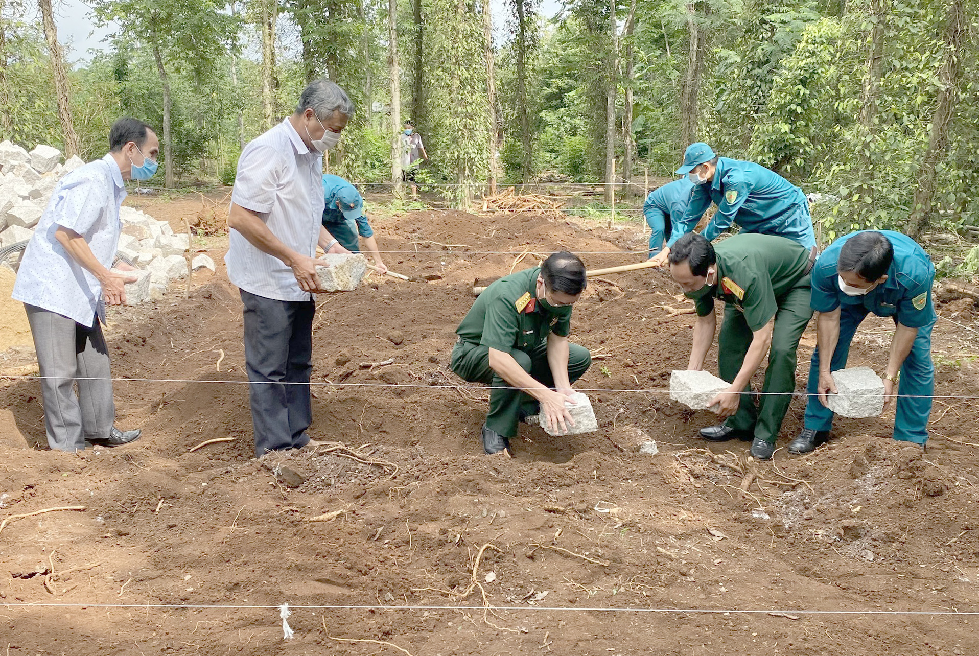 Đại diện Bộ CHQS tỉnh và chính quyền địa phương tham gia khởi công “Nhà tình nghĩa quân - dân” cho gia đình ông Lê Văn Chiến (ấp Tân Bình, xã Sơn Bình, huyện Châu Đức).