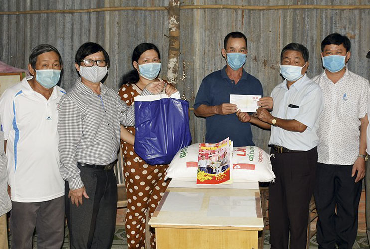 Trung tướng Châu Văn Mẫn, Anh hùng LLVTND, Chủ tịch Hội Đồng hương Quảng Nam - Đà Nẵng tại BR-VT thăm, tặng quà cho gia đình anh Nguyễn Truyền (xã Láng Lớn, huyện Châu Đức).