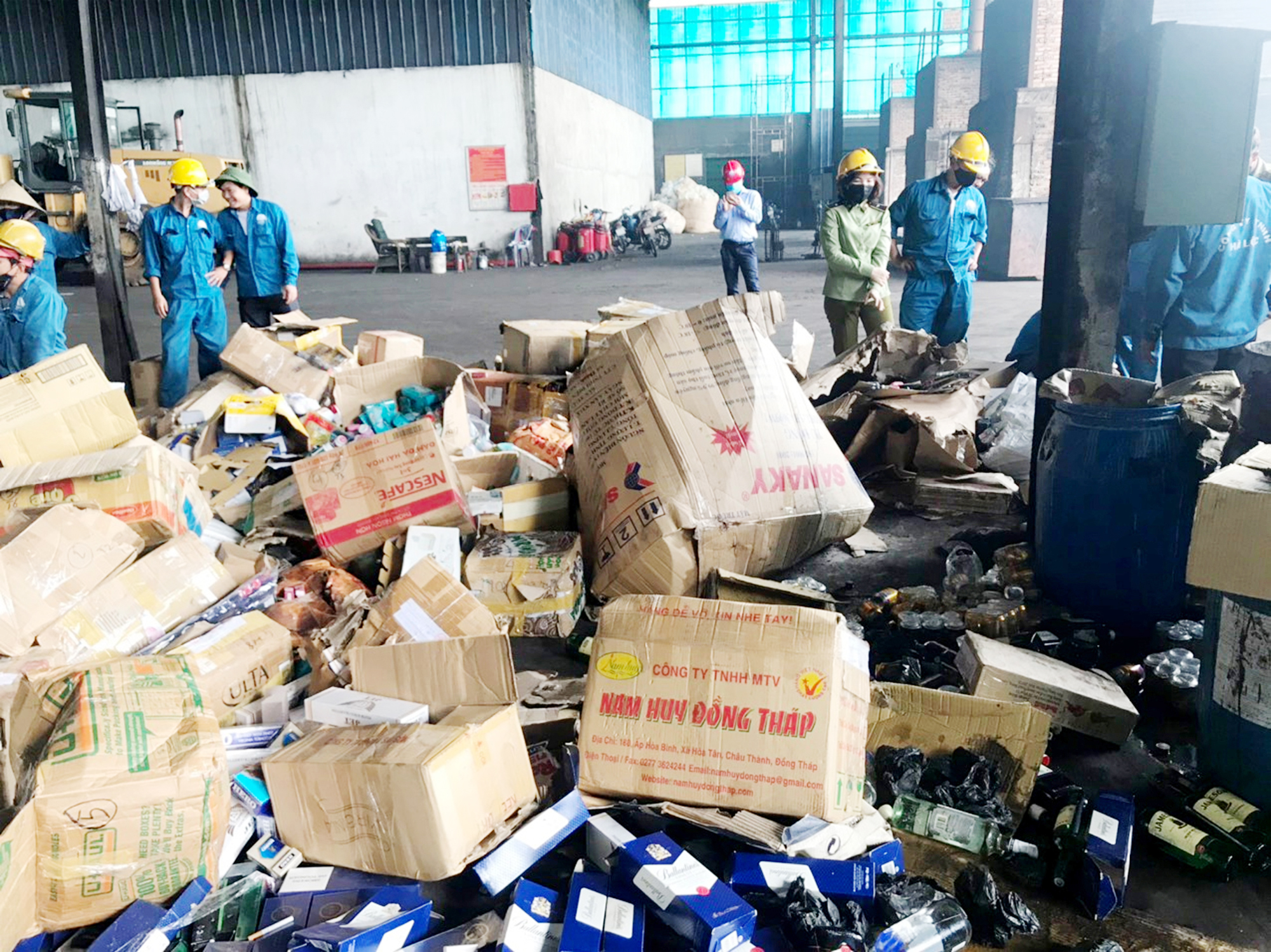 Hội đồng tiêu hủy tang vật vi phạm hành chính Cục QLTT tỉnh tiêu hủy sản phẩm hàng hóa các loại không rõ nguồn gốc, xuất xứ bị tịch thu. Ảnh: Cục QLTT.