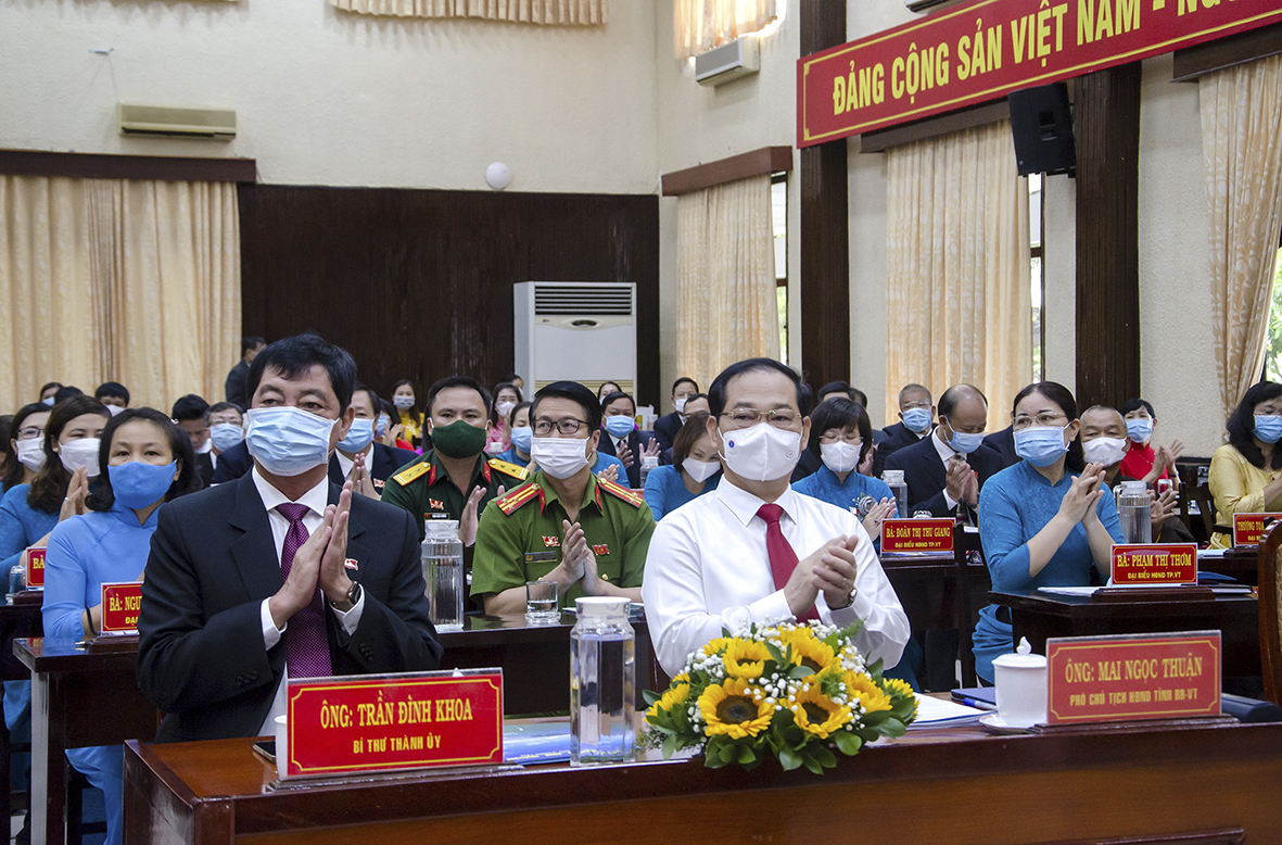 Ông Mai Ngọc Thuận, Ủy viên Ban Thường vụ Tỉnh ủy, Phó Chủ tịch HĐND tỉnh, Phó Chủ tịch Thường trực UBBC tỉnh; ông Trần Đình Khoa, Ủy viên Ban Thường vụ Tỉnh ủy, Bí thư Thành ủy, Trưởng BCĐ Bầu cử TP. Vũng Tàu cùng các đại biểu tham dự Kỳ họp.