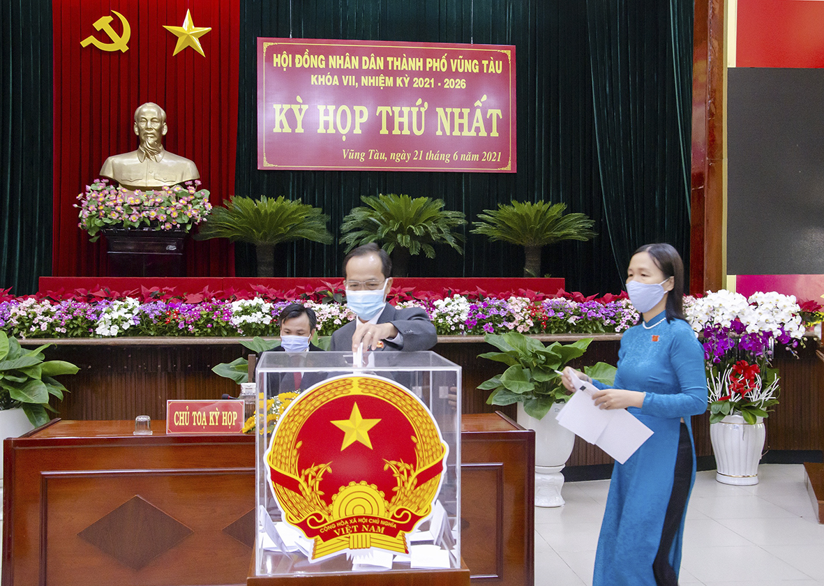 Đại biểu HĐND TP.Vũng Tàu bỏ phiếu bầu chức danh Chủ tịch HĐND TP.Vũng Tàu khóa VII, nhiệm kỳ 2021-2026.