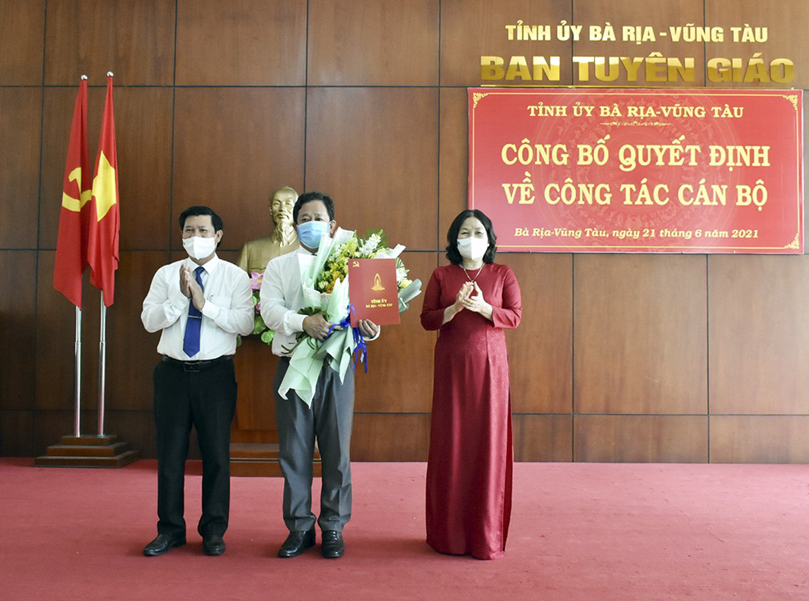 Bà Nguyễn Thị Yến, Phó Bí thư Thường trực Tỉnh ủy, Trưởng Đoàn ĐBQH tỉnh và ông Nguyễn Văn Xinh, Ủy viên Ban Thường vụ Tỉnh ủy, Trưởng Ban Tuyên giáo Tỉnh ủy trao Quyết định bổ nhiệm Phó Ban Tuyên giáo Tỉnh ủy cho ông Lê Văn Lâm.