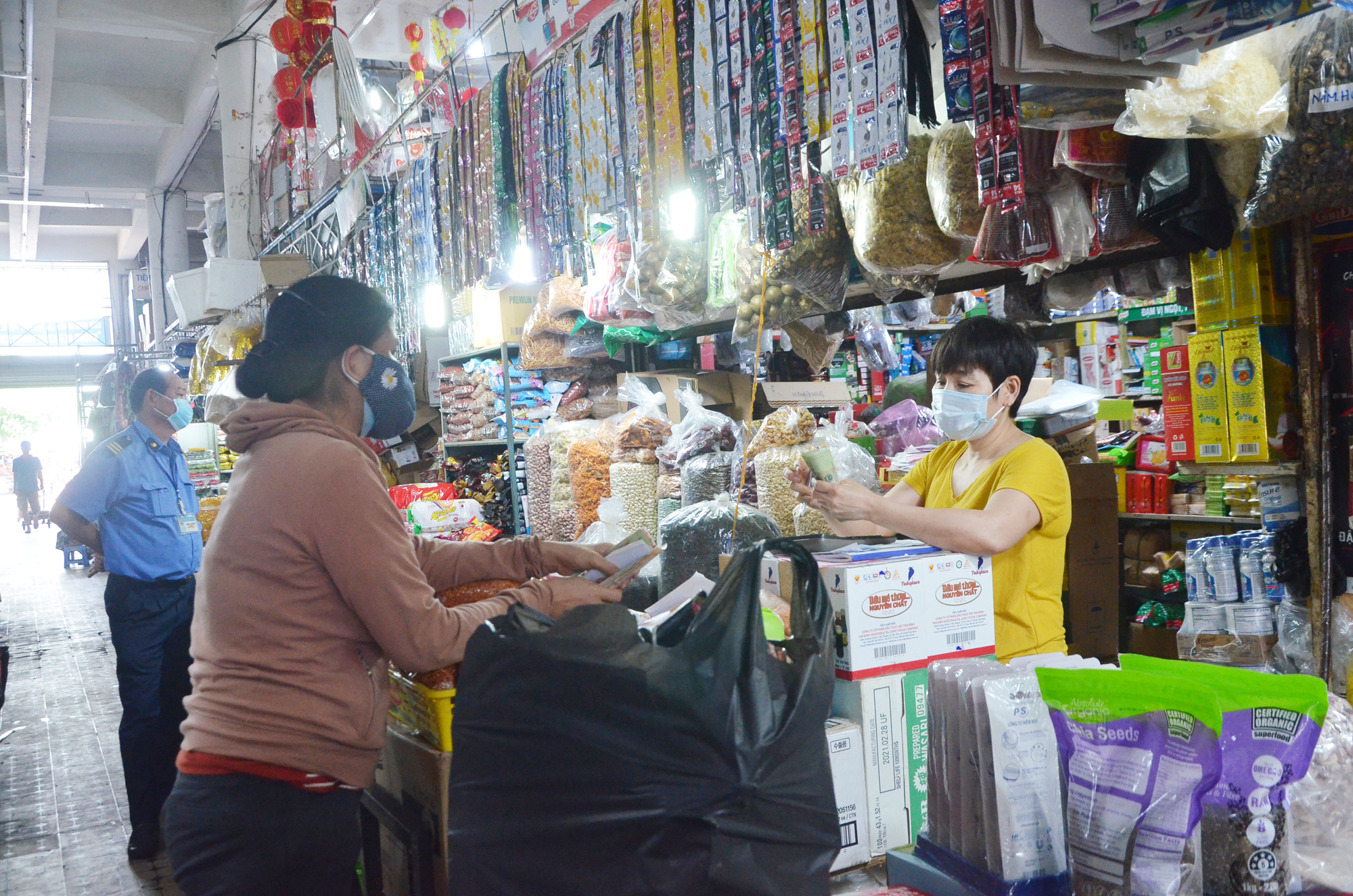 Người dân mua sắm tại chợ Bà Rịa.