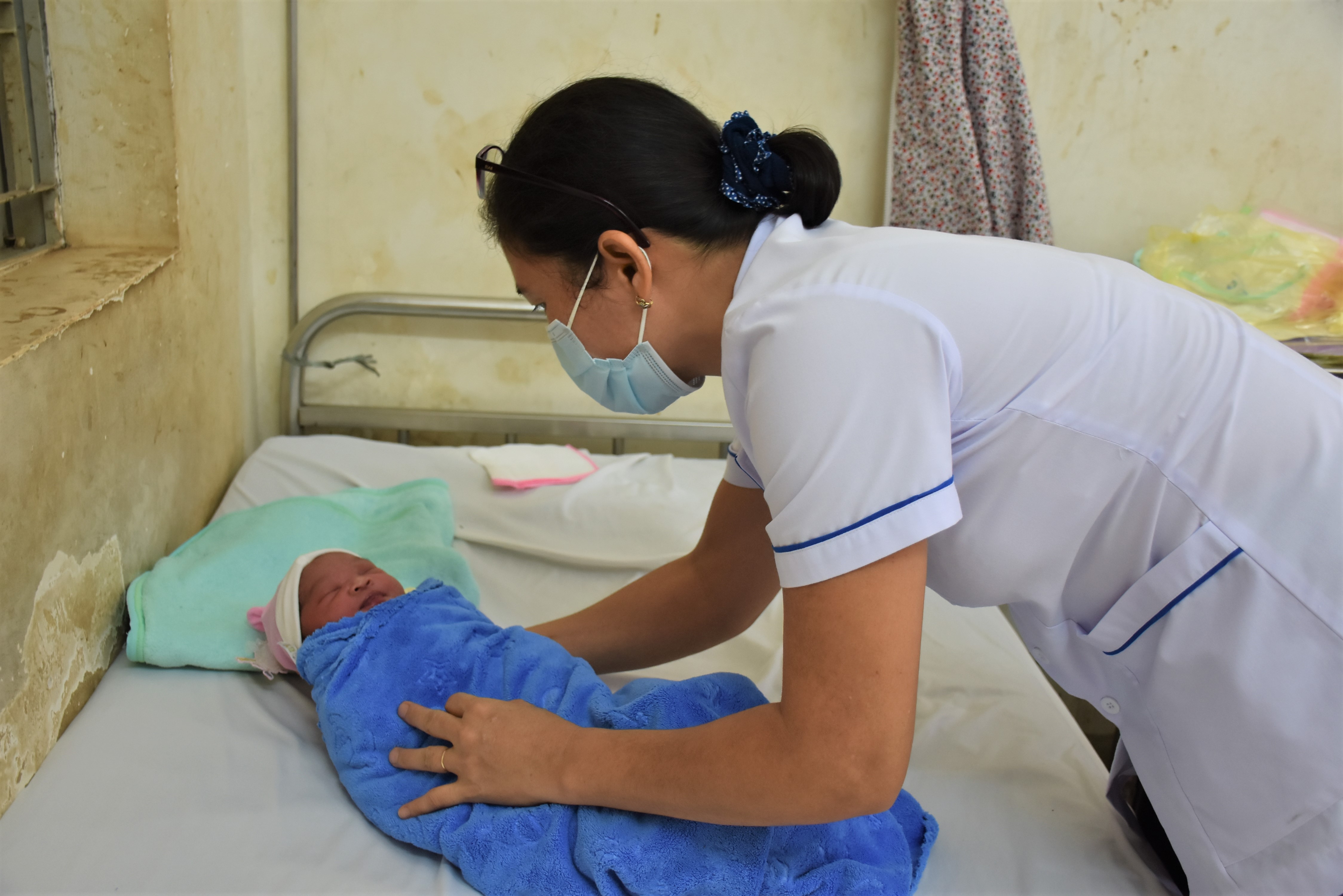 Bé gái bị bỏ rơi đang được chăm sóc tại Khoa sản Trung tâm y tế huyện Châu Đức.